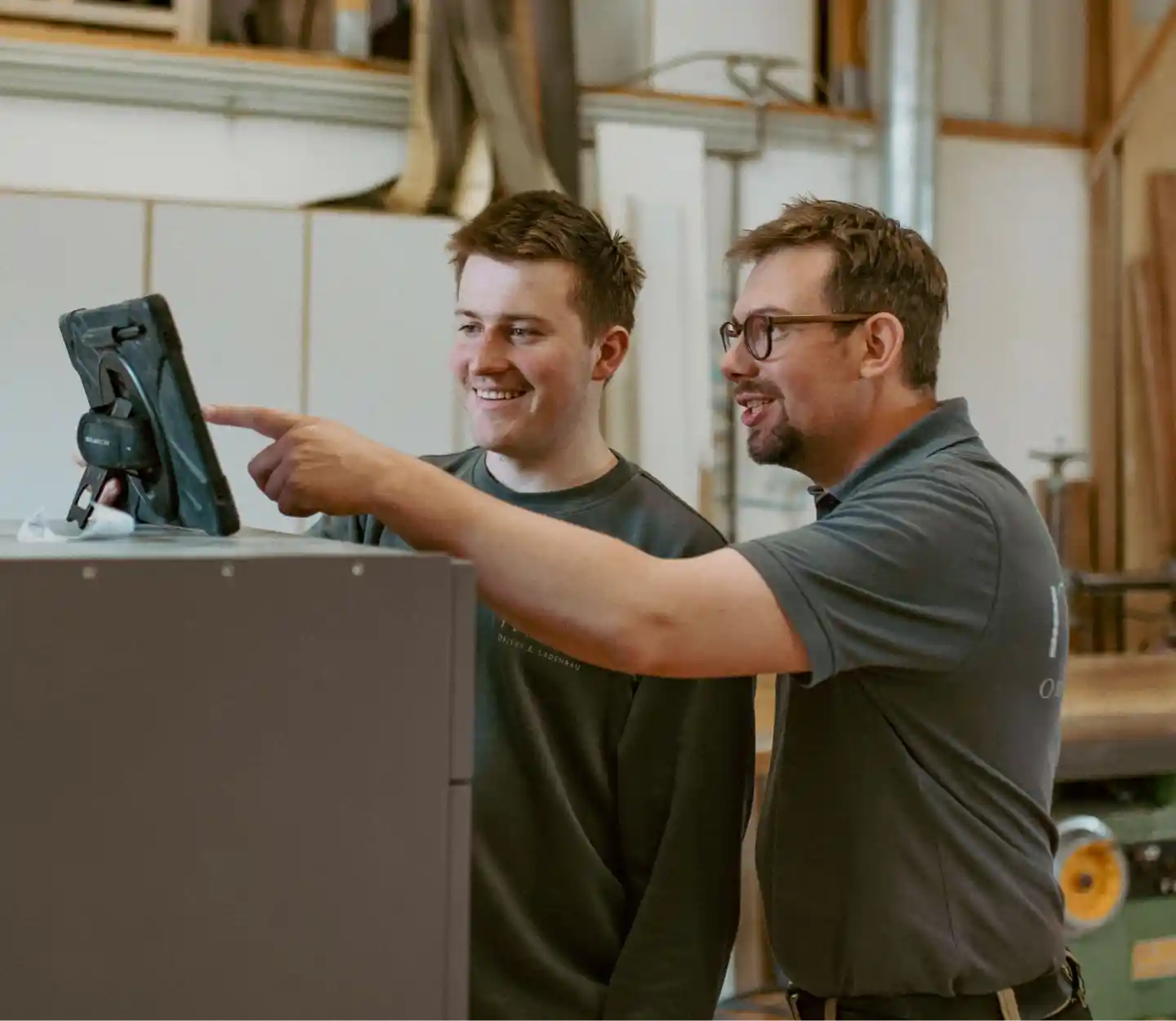 Möbelwerkstatt, Schreinerlehrling und Schreinermeister bei Miller Ladenbau