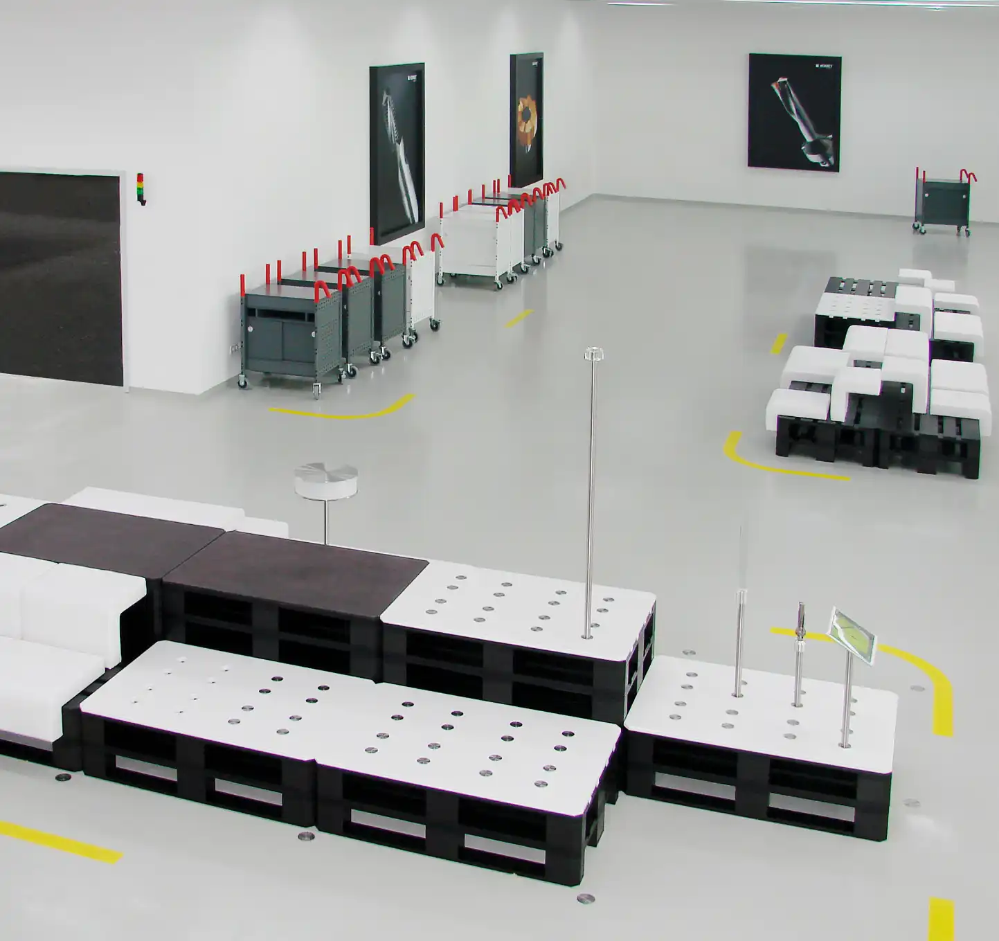 Showroom Komet in Besigheim: schwarze Einbauten, weiße Polstermöbel und mobile Toolwagen