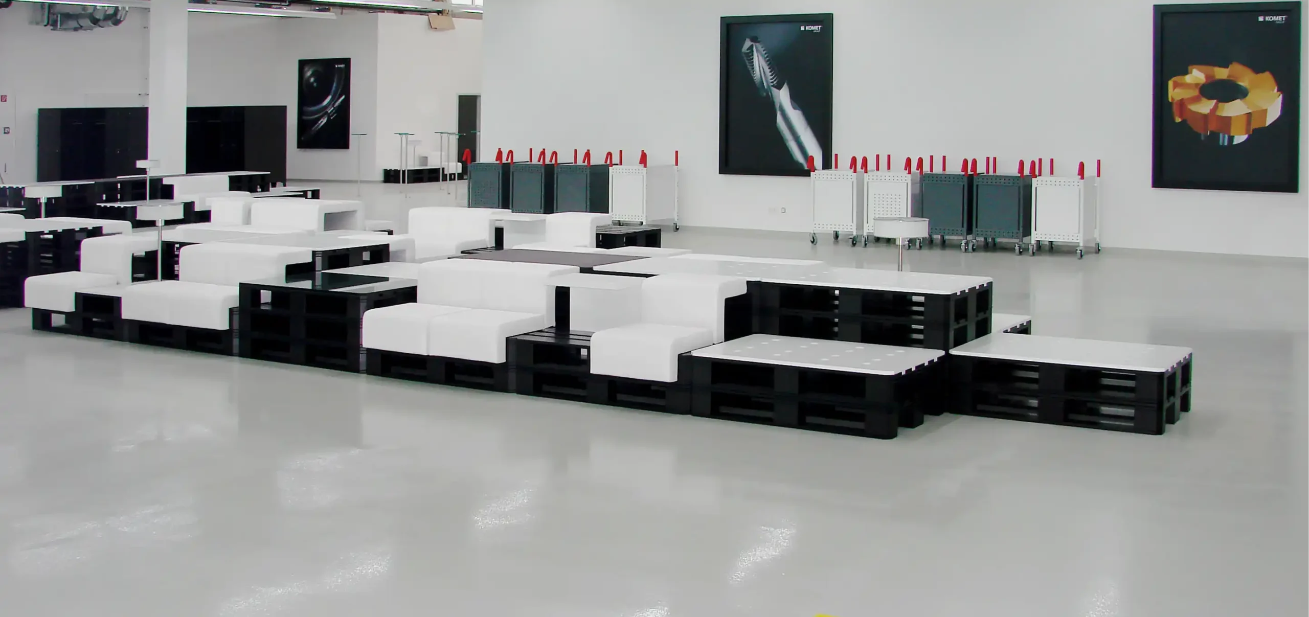 Showroom Komet, Besprechungszone mit Tisch und weißen Polstermöbeln
