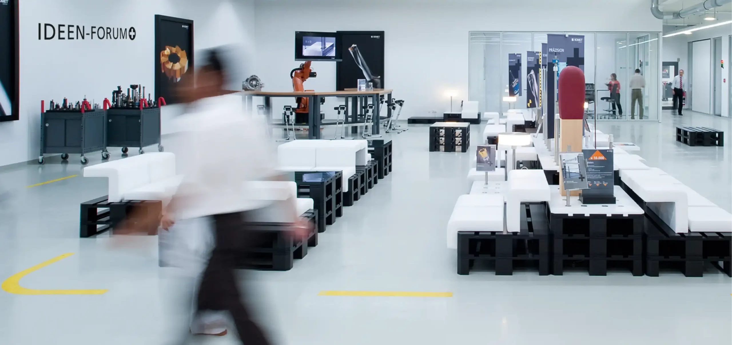 Showroom Komet, Werkzeugpräsentation an schwarzer MDF-Wand mit Bilderrahmen