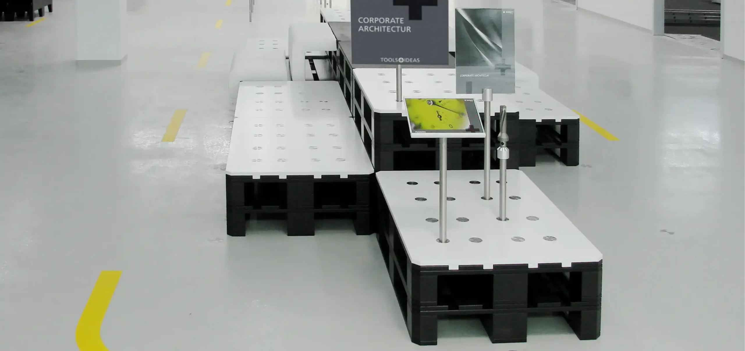 Showroom Komet, mobiler Toolwagen mit Edelstahldrehteilen