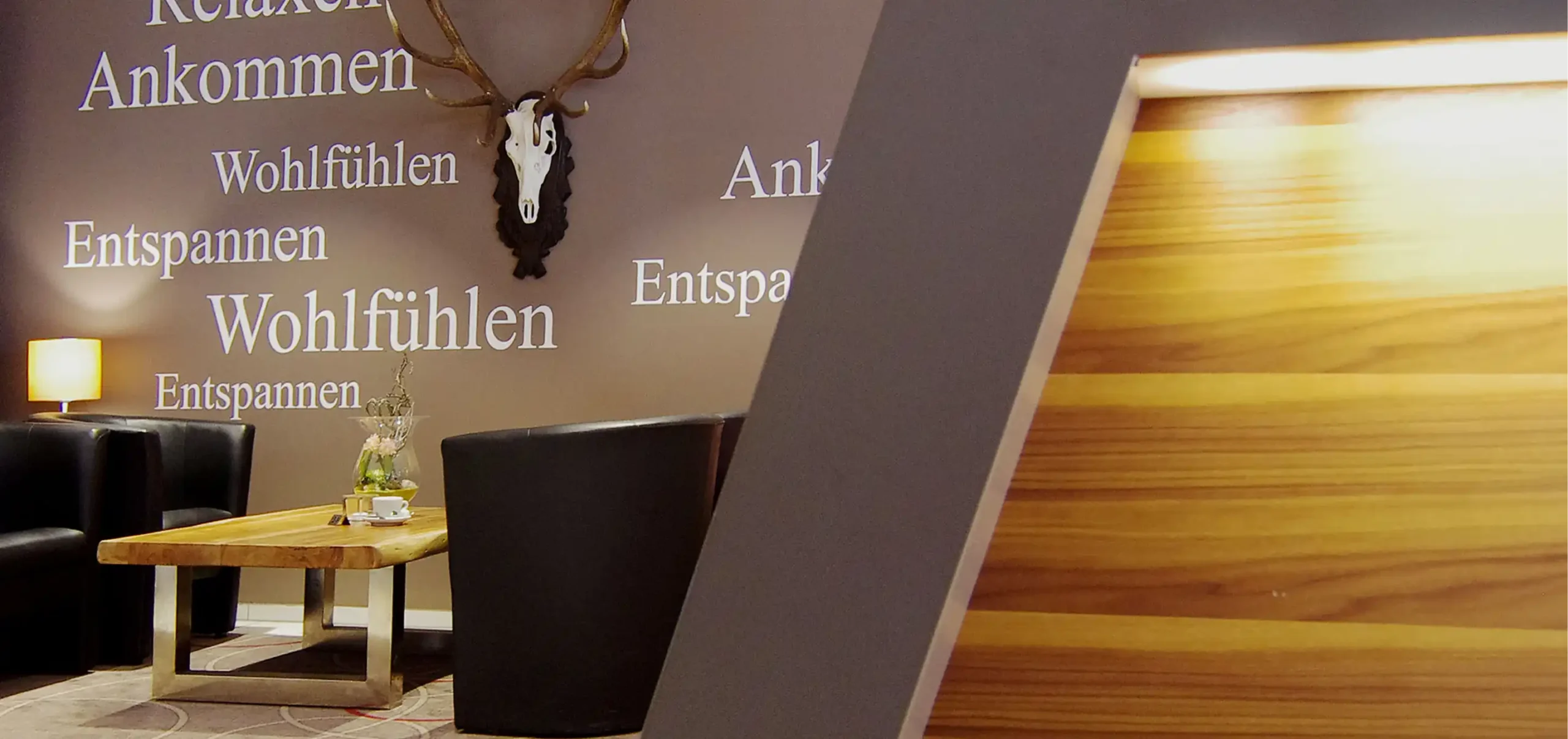 Hotel Lobinger, Detailausschnitt der Empfangstheke und Wartebereich
