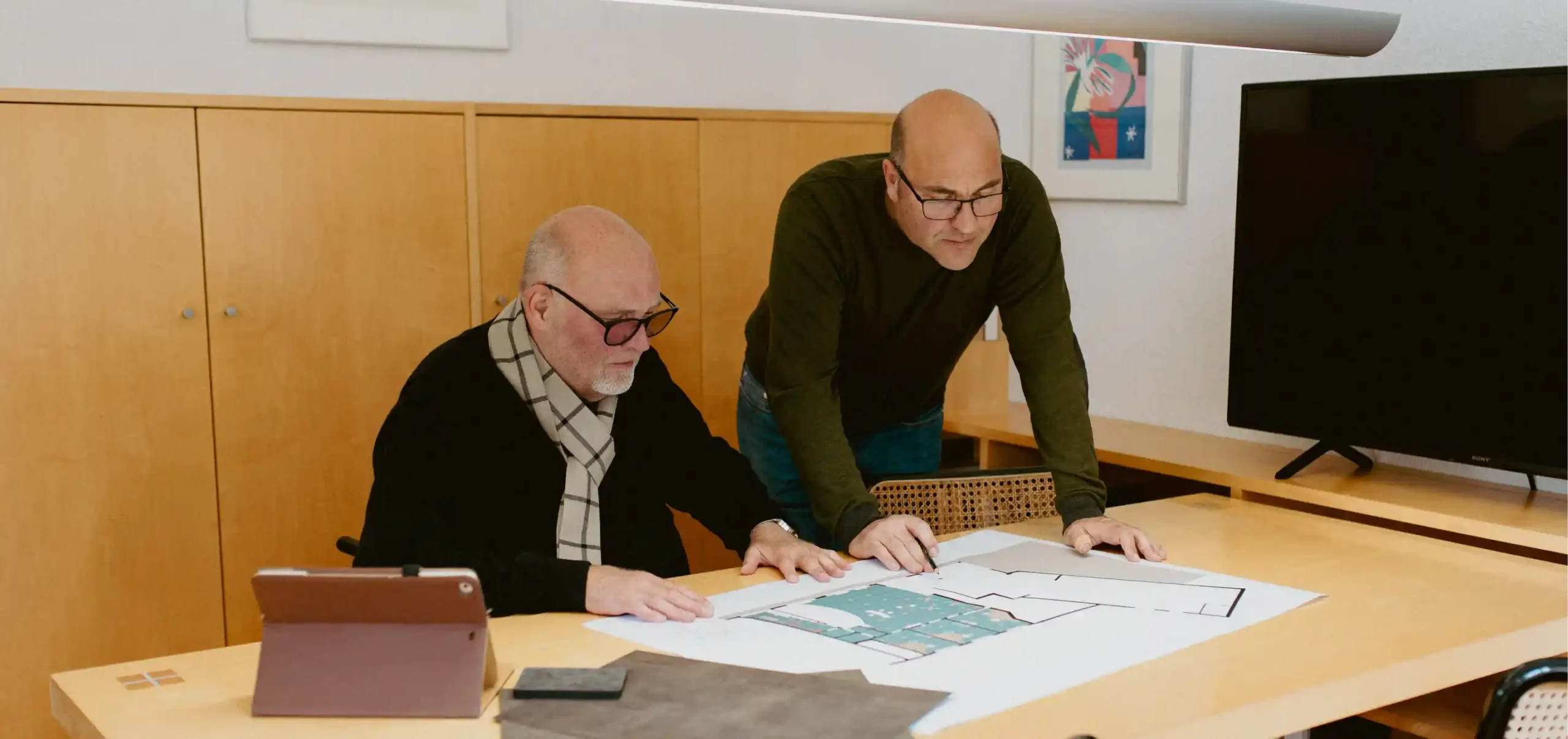Büro, Geschäftsführer am Schreibtisch, von links Manfred Miller, Maximilian Miller