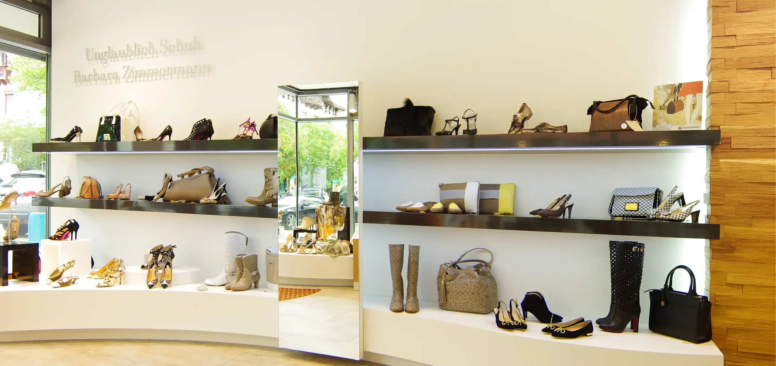 Detailansicht der Accessoires und Schuhe auf Hochglanzregalen, Spiegel, Unglaublich Schuh