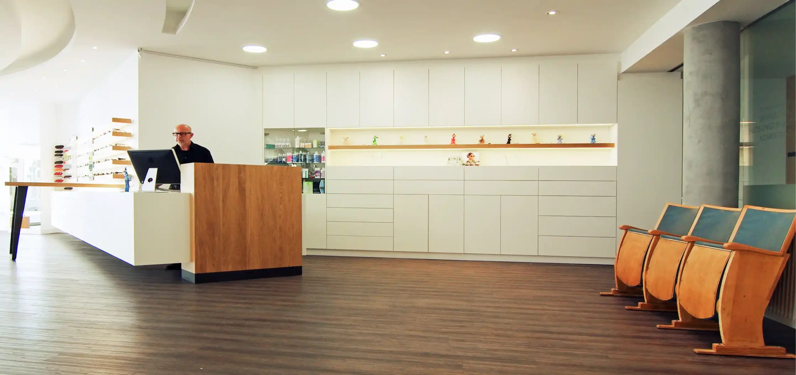 Optikergeschäft, AHA Augenoptik, Freiburg, Maßanfertigung Verkaufstresen, Raumkonzeption Verkaufsräume, Ladenbau