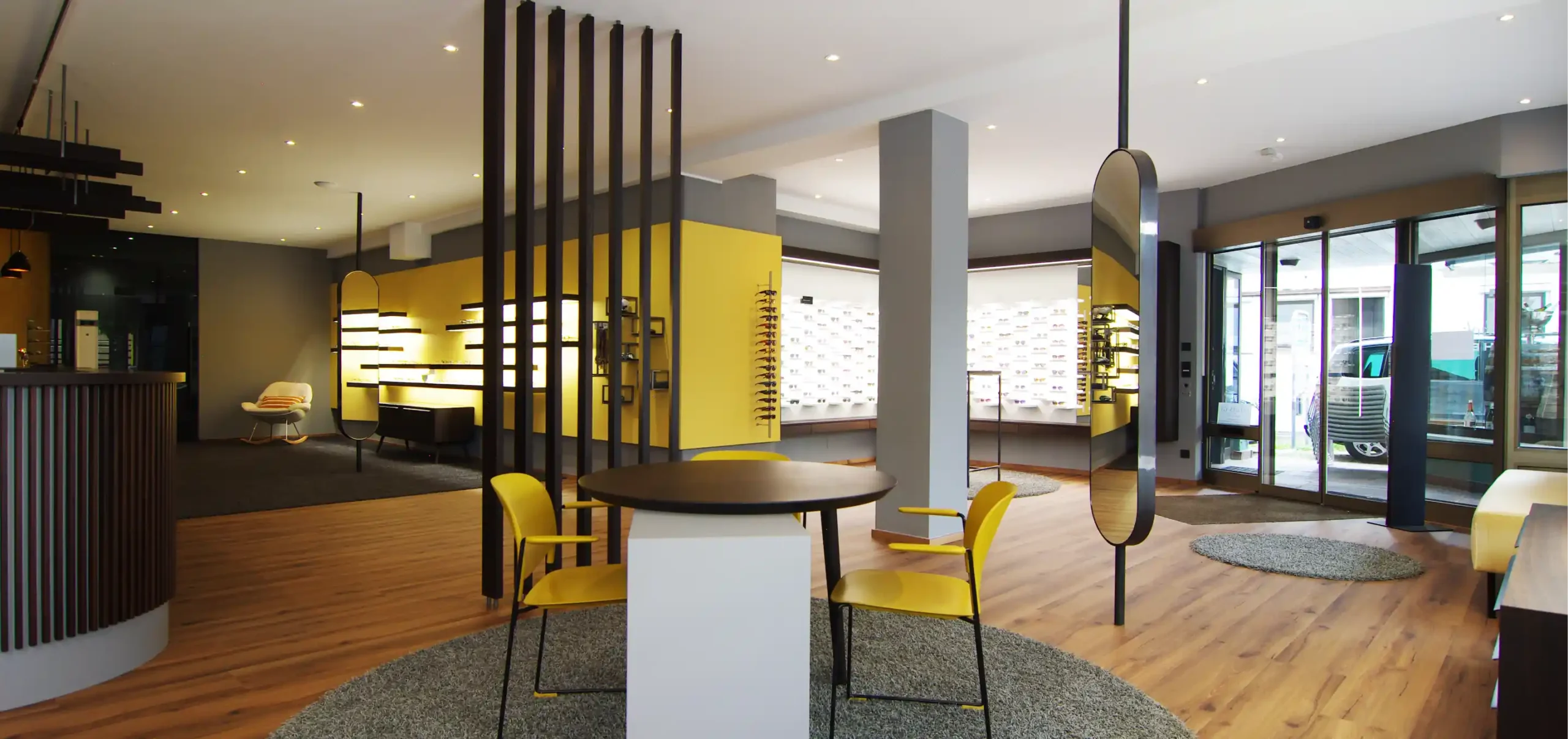 Optikgeschäft Louis G.F. Augenoptik, Oberstaufen, Verkaufsraum mit Räuchereiche-Möbeln und Leuchtspannrahmen