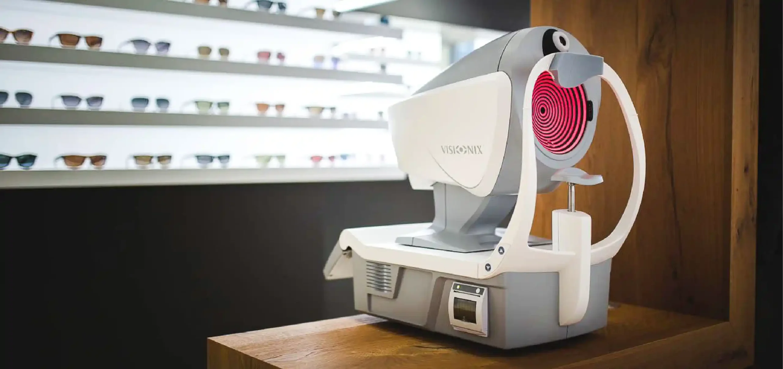Optikergeschäft, Verkaufsraum, Optik Strate, Stadt: Denzlingen, Möbeldesign, Stühle, Sideboard, Regale mit Brille von hinten Beleuchtet