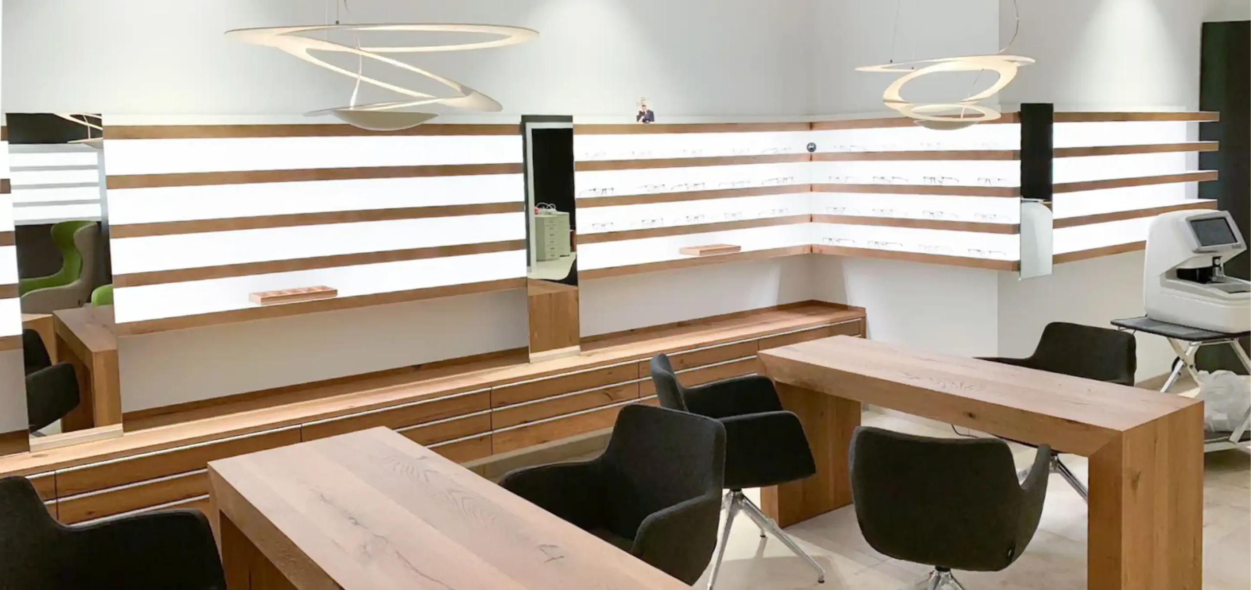 Optikergeschäft, Verkaufsraum, Optik Strate, Stadt: Denzlingen, Möbeldesign, Stühle, Sideboard, Innenbeleuchtung Regale, Bestuhlung