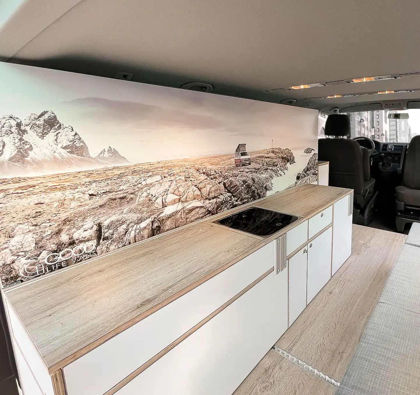 Innenraum Camper,  Innenausbau – Tresen mit Küchenplatte für Good Life Vans, passgenau, robust, Massivholz und kompakt für den Camper, Sitzbank mit Stauraum


