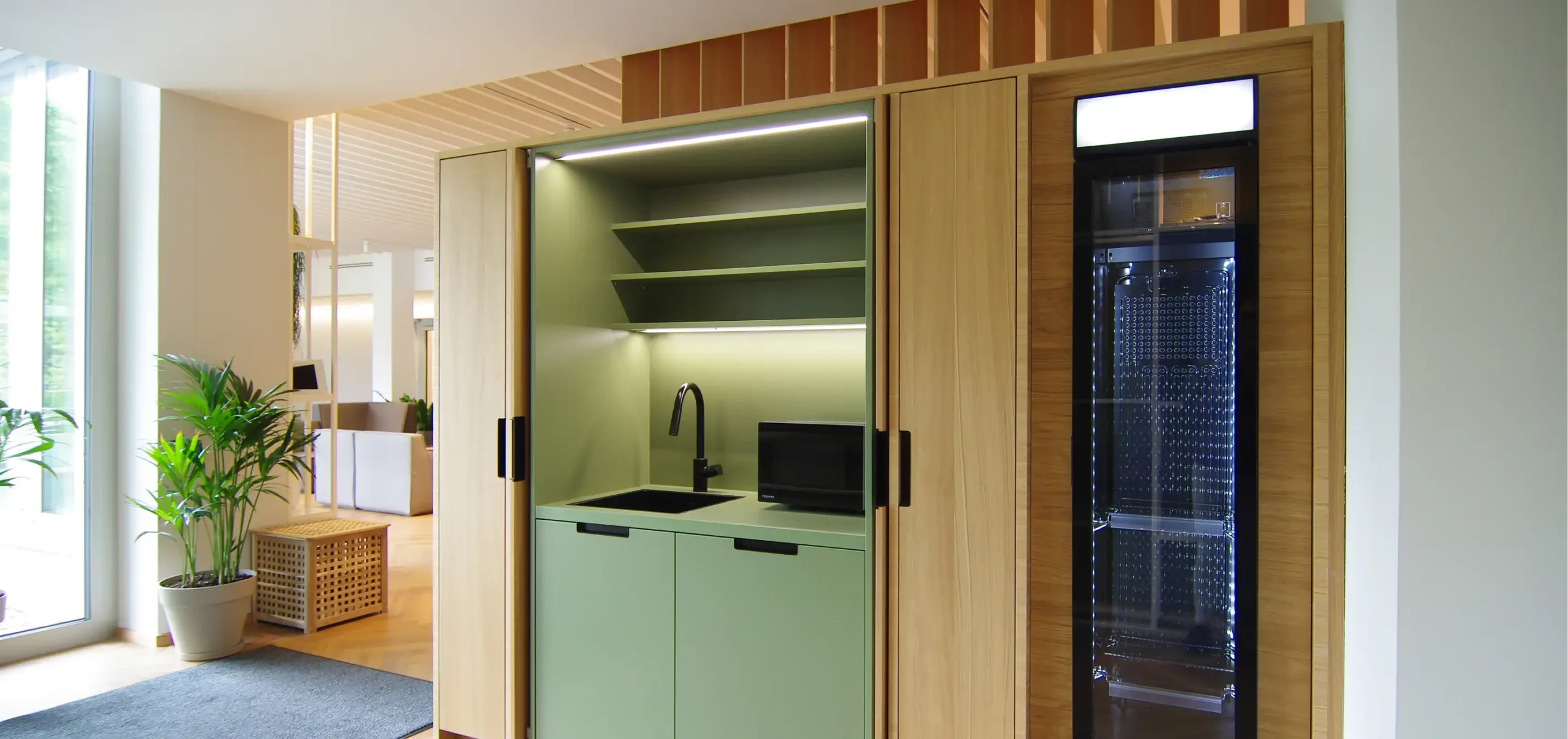 Büroräume von Bloom Offices, maßgeschneiderte Möbellösungen und Innenausbau an Hand des Beispiel Selbstbedienungsküche Fenster, Pflanzen