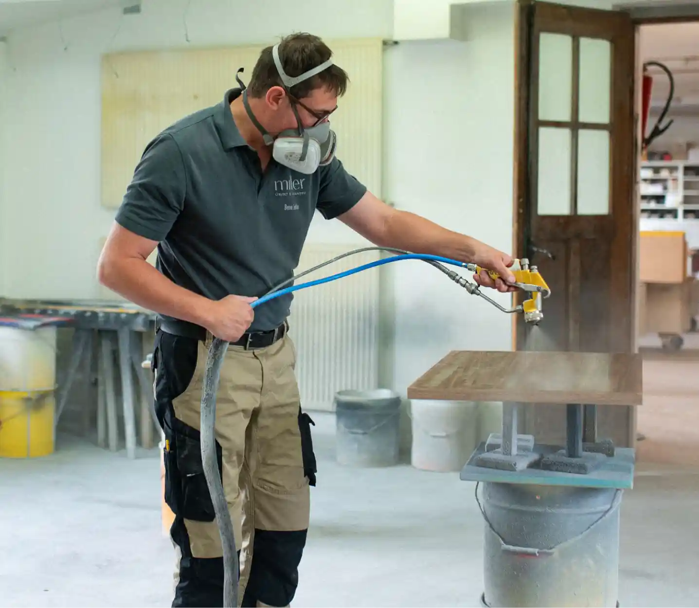 Lackeierwerkstatt, Mitarbeiter, Lackierung von Holzmöbeln 