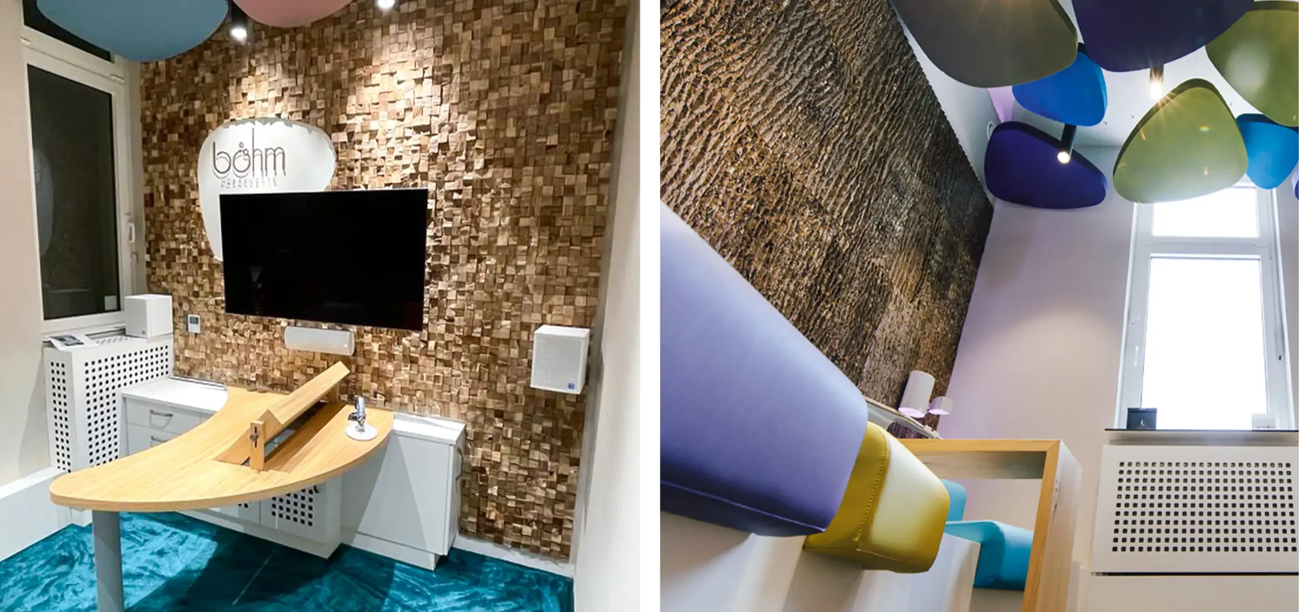 Böhm Hörakustik, zwei Bilder im einen, erstes Bild: Arbeitstisch mit Monitoren, dunkel türkiser Teppichboden , Wand mit Böhm Logo und Holzstäbchenpaneele, zweites Bild: Akustikdecke, Sitzgarnitur, Holzwand mit Baumrinde