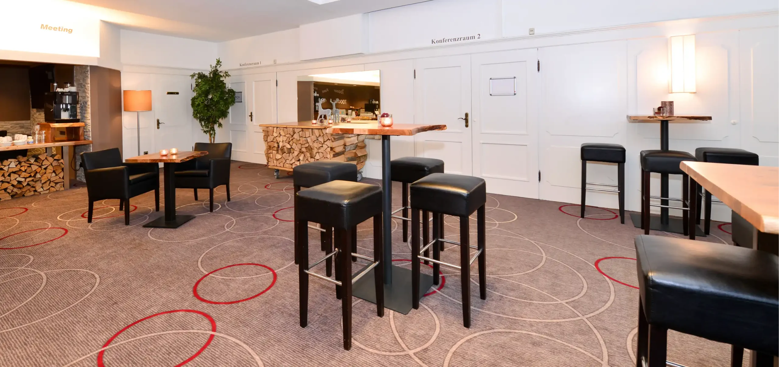 Hotel Lobinger, Konferenzräume, Besonderheit: Unterschränke aus Holzscheite, Stehtische mir Barhockern