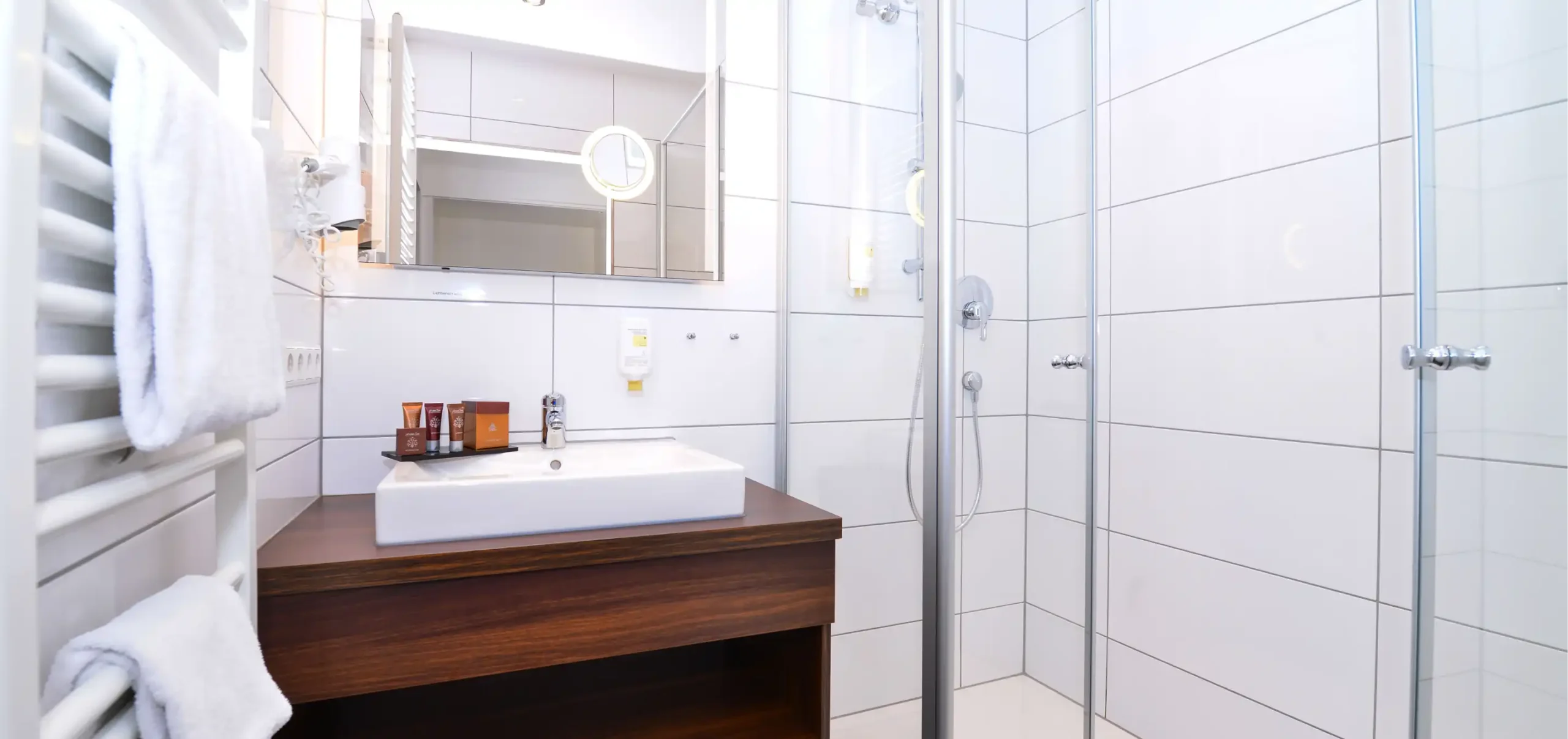 Hotel Lobinger, Gästebad, Unterschrank mit Waschbecken