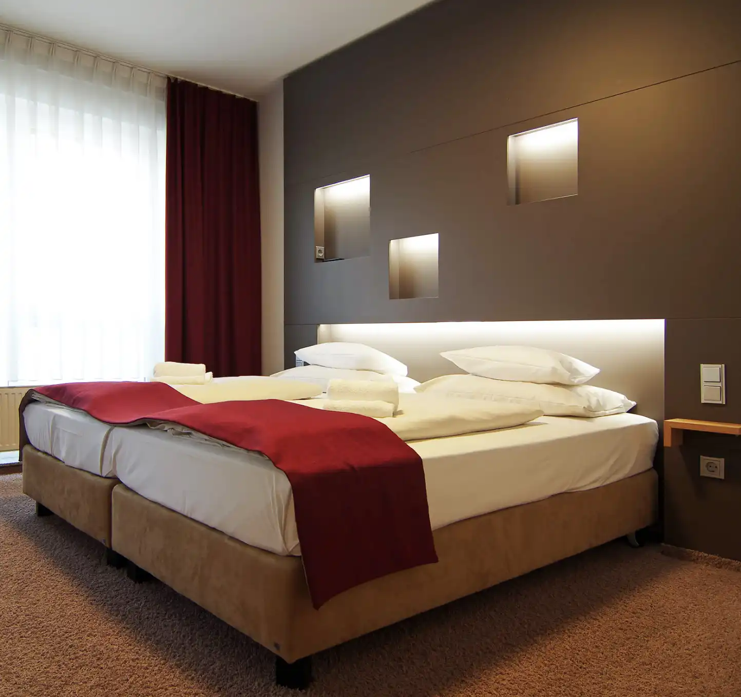 Hotel Neuthor, 
Gästezimmer, 
Gästebett,  Beistellregale,
Zimmergestaltung, Bettrückwände, Nischen mit indirekter Beleuchtung     
