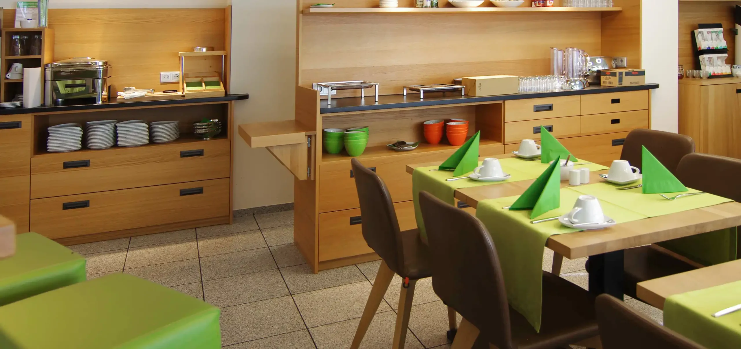 Hotel Neuthor, Frühstücksraum, gedeckte Tische mit Bestuhlung, Buffetauslage, Funktionalität