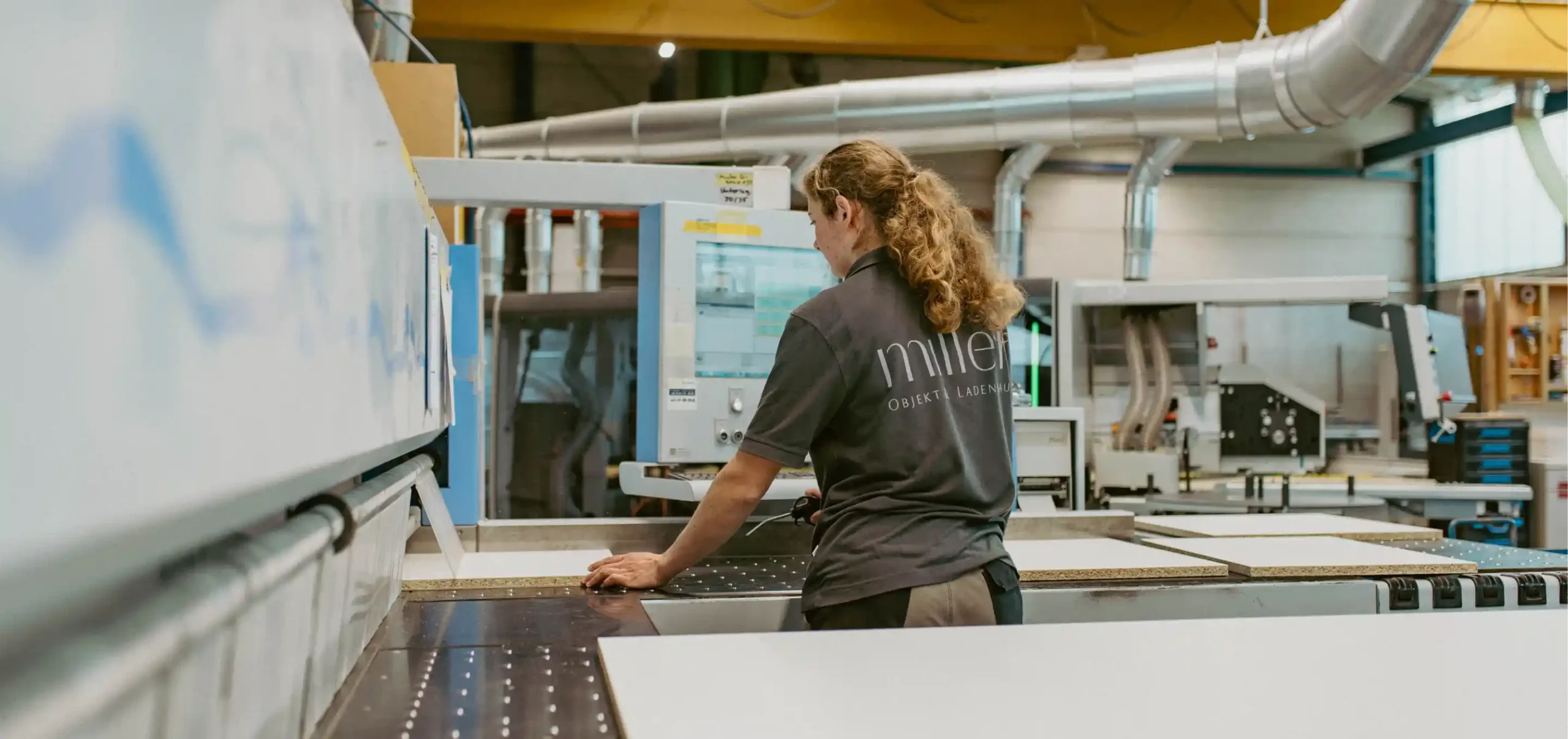 Werkstatt, Computerized Numerical Control Fräsmaschine, CNC-Fräse, Mitarbeiterin