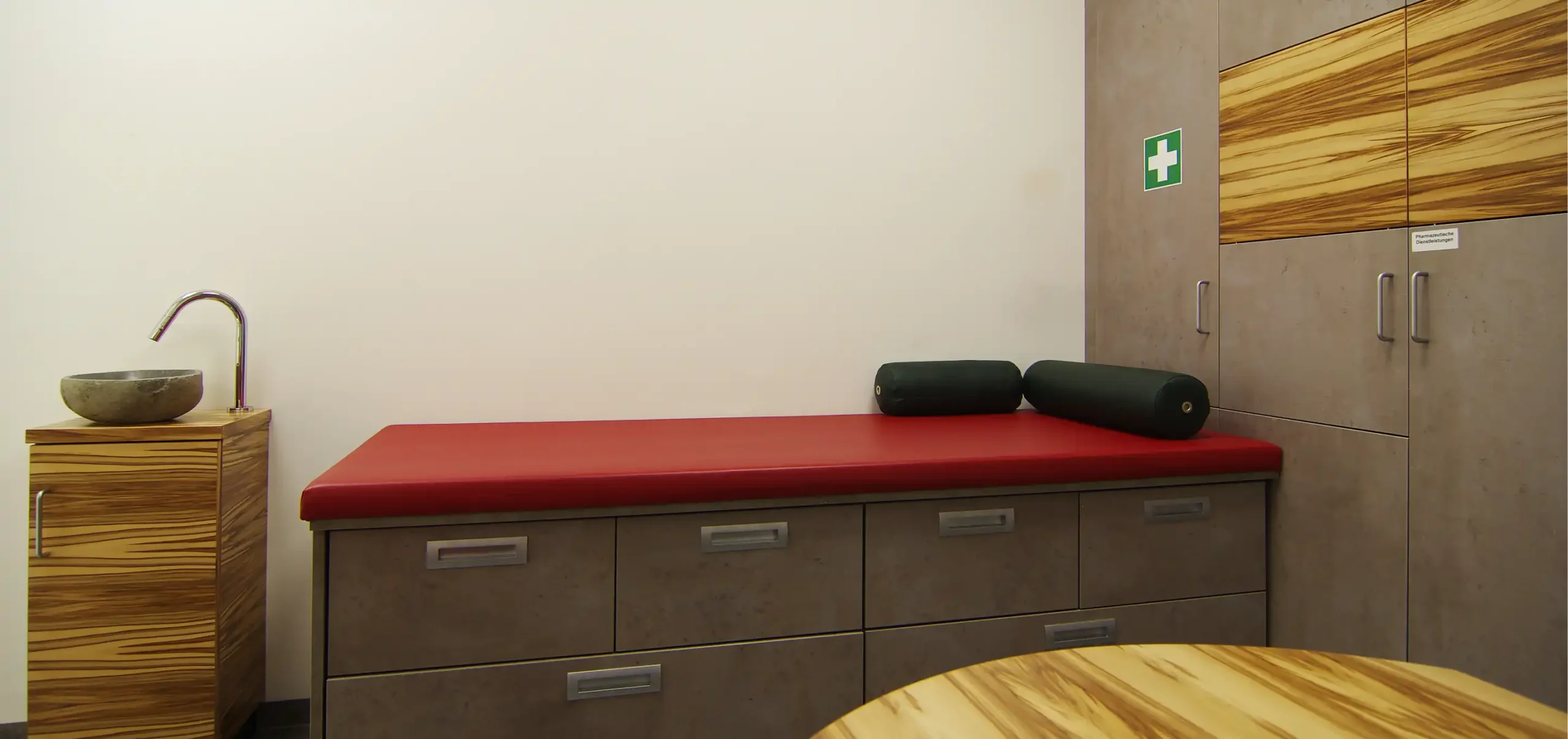 Wandschrank, mit Sideboard mit Sitzfläche und Schubladen, Spezialanfertigung Waschbecken mit Holzunterschrank, Tisch, Tal Apotheke