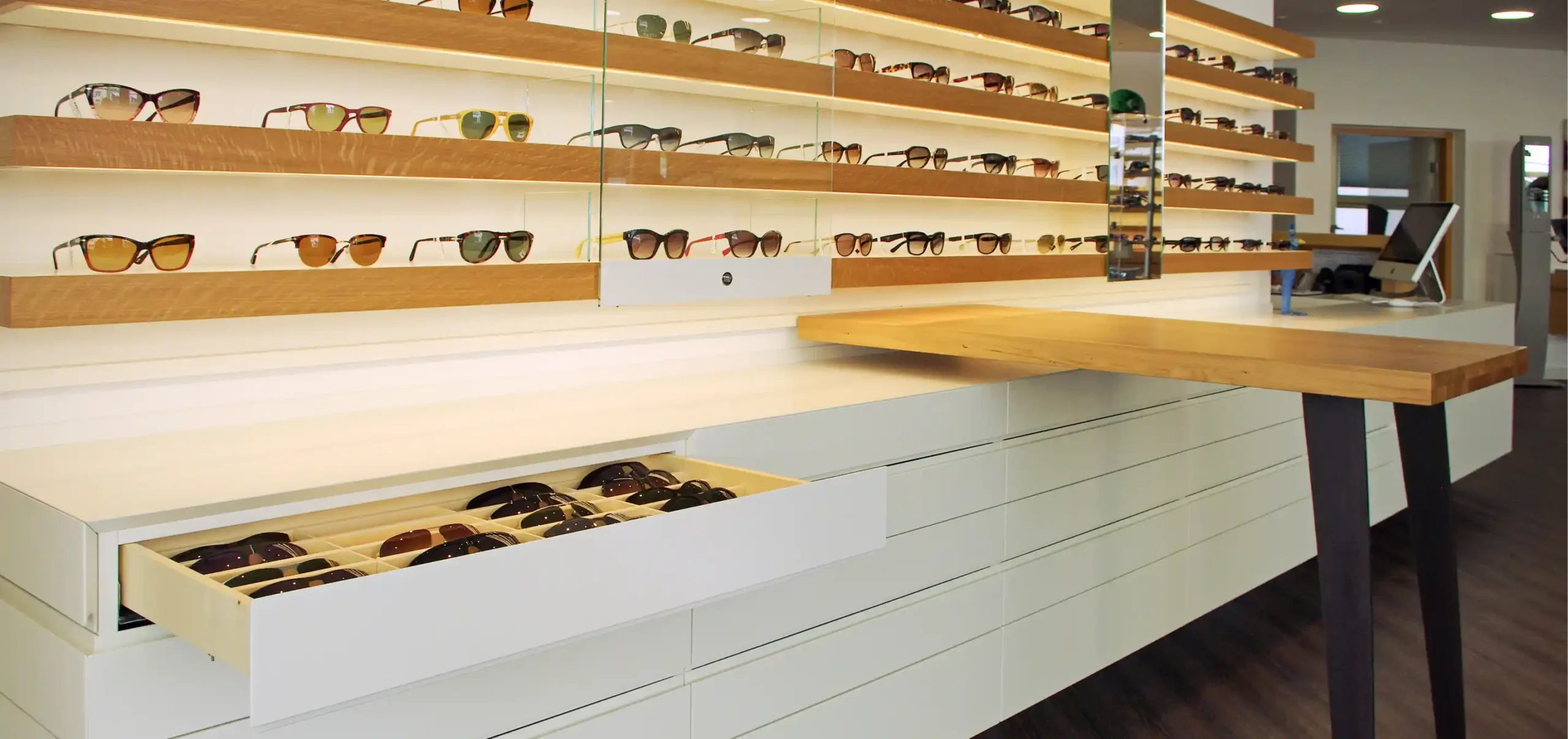 Optikergeschäft, AHA Augenoptik, Freiburg, Verkaufsraum, Regalebau für Brillen und Schauästen, Raumkonzept, Sideboard Spezialanfertigung,
