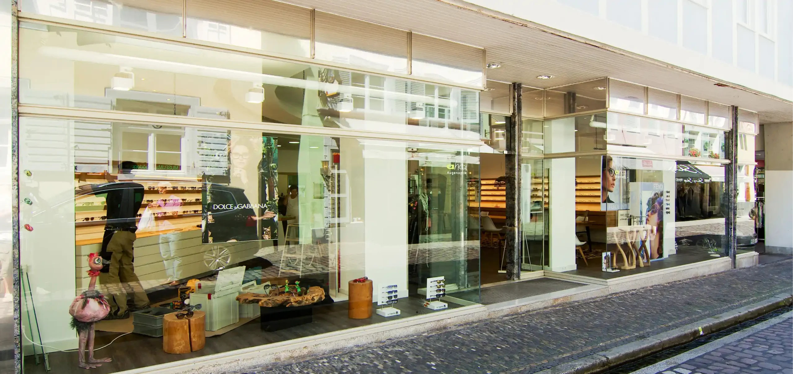 Optikergeschäft, AHA Augenoptik, Freiburg, Verkaufsraum, Tresenbau, Außenansicht der Schaufenster