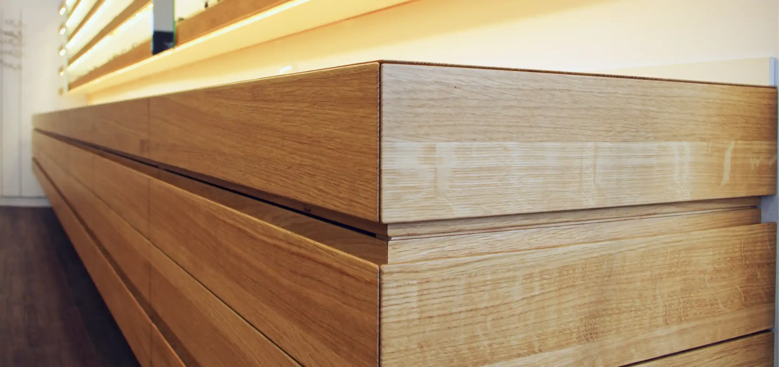 Optikergeschäft, AHA Augenoptik, Freiburg, Verkaufsraum, Detailansicht vom Holzschrank, Sideboard