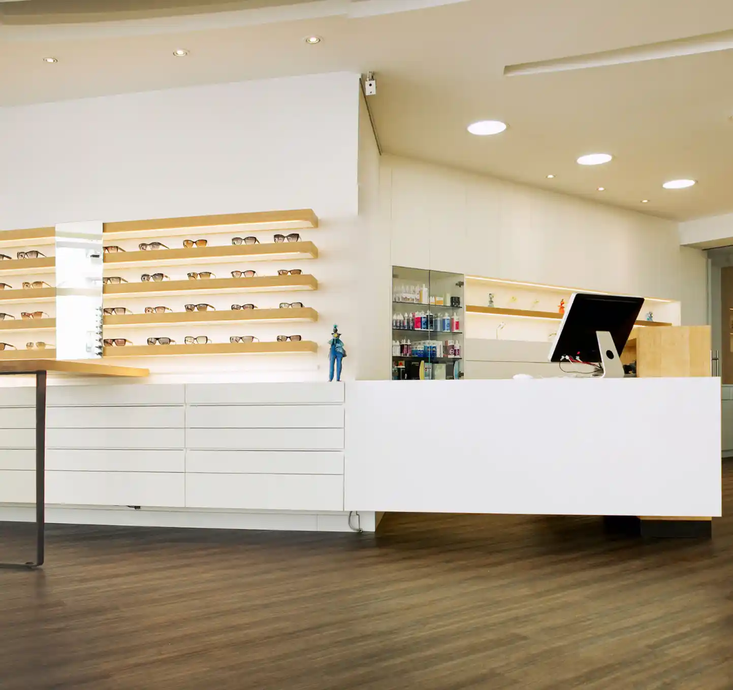 Optikergeschäft, AHA Augenoptik, Freiburg, Verkaufsraum,
Tresenbau, Raumkonzept, Spezialanfertigung, Designkonzept