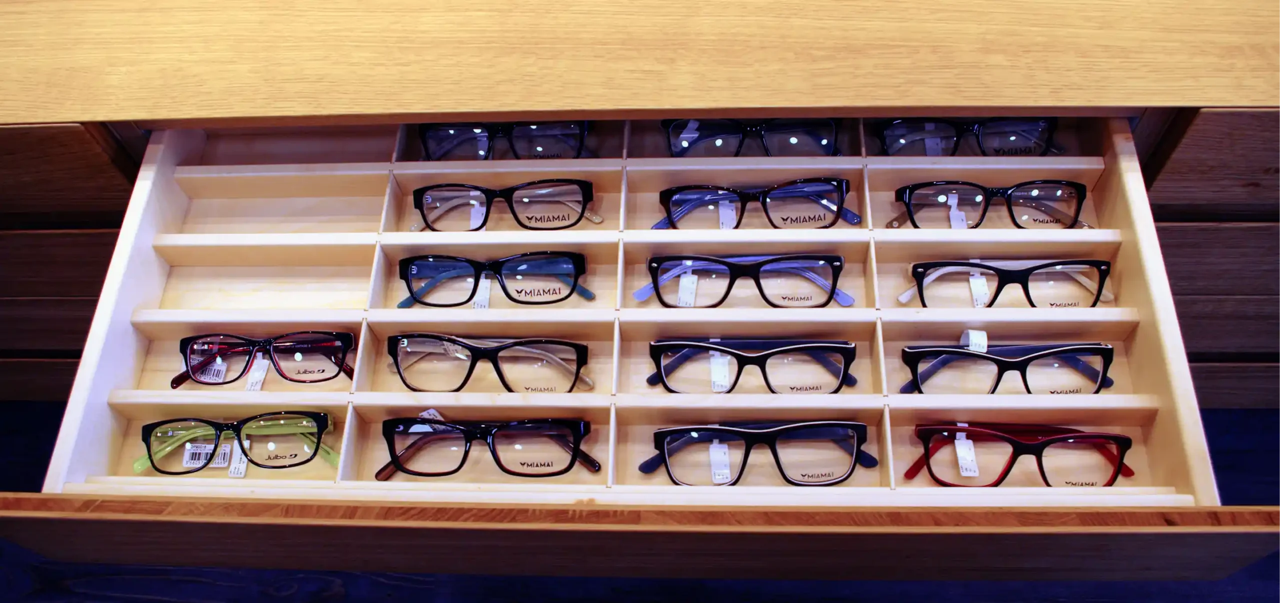 Optikergeschäft, AHA Augenoptik, Freiburg, Verkaufsraum, Schublade mit Brillen im Unterschrank