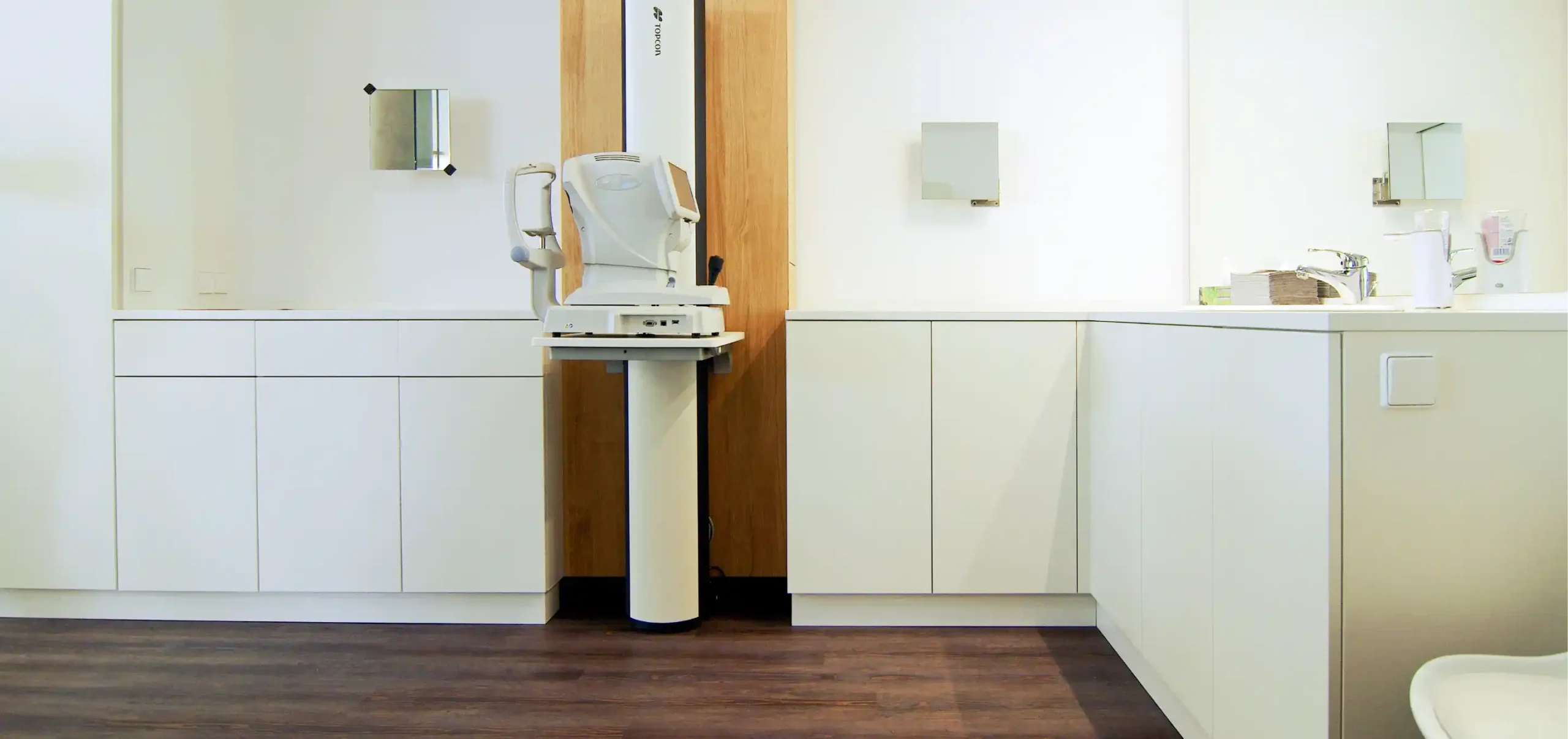 Optikergeschäft, AHA Augenoptik, Freiburg, Verkaufsraum, Tresenbau, Raumkonzept, Spezialanfertigung, Designkonzept