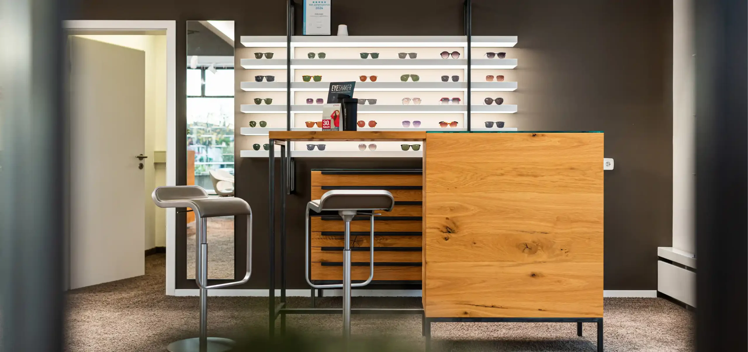 Optikergeschäft, Verkaufsraum, Flegl Augenoptik, Stadt: Sachsenheim, Freiberg, Lauffen,, Möbeldesign, Tresen Regale