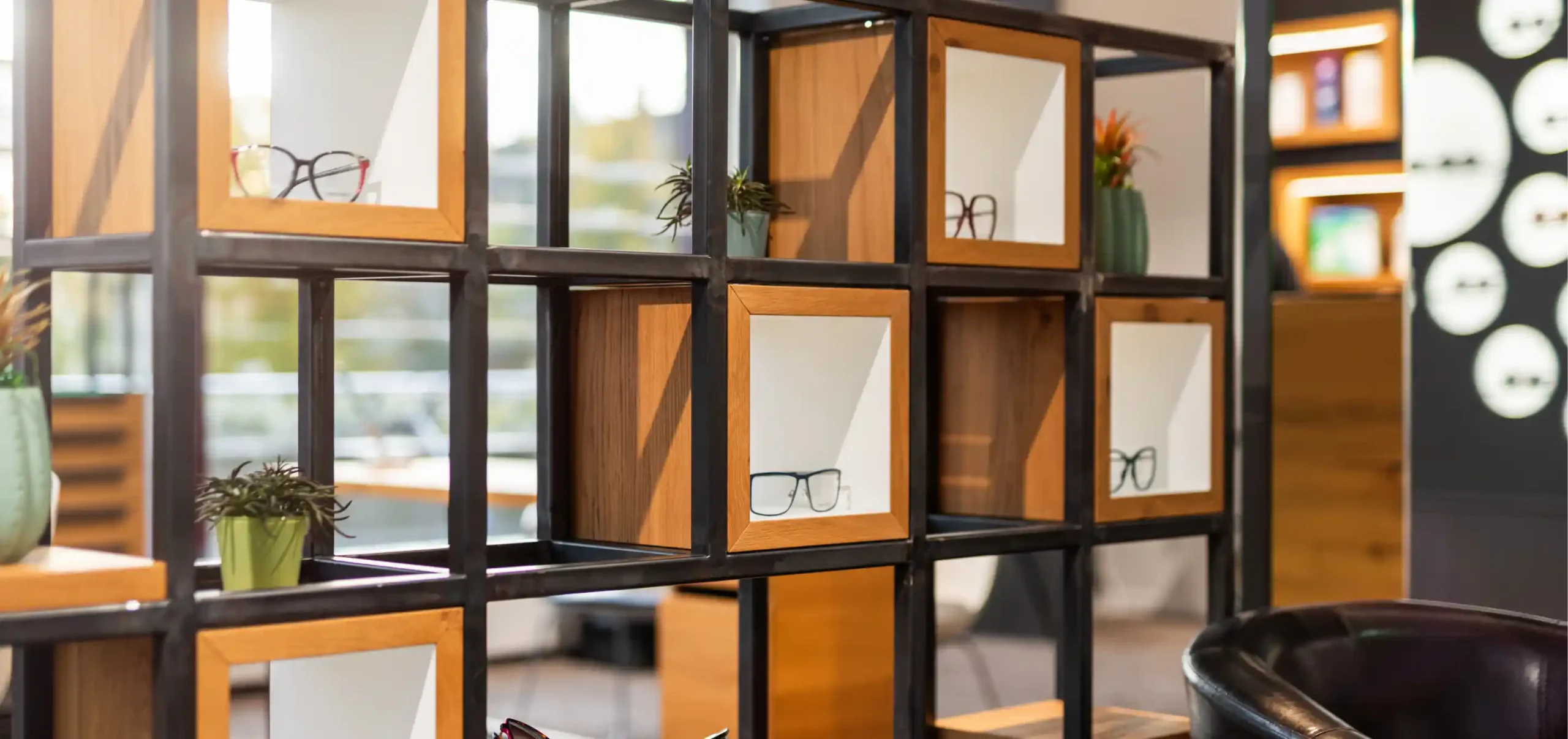 Optikergeschäft, Verkaufsraum, Flegl Augenoptik, Stadt: Sachsenheim, Freiberg, Lauffen,, Möbeldesign, Regale mit Brillen