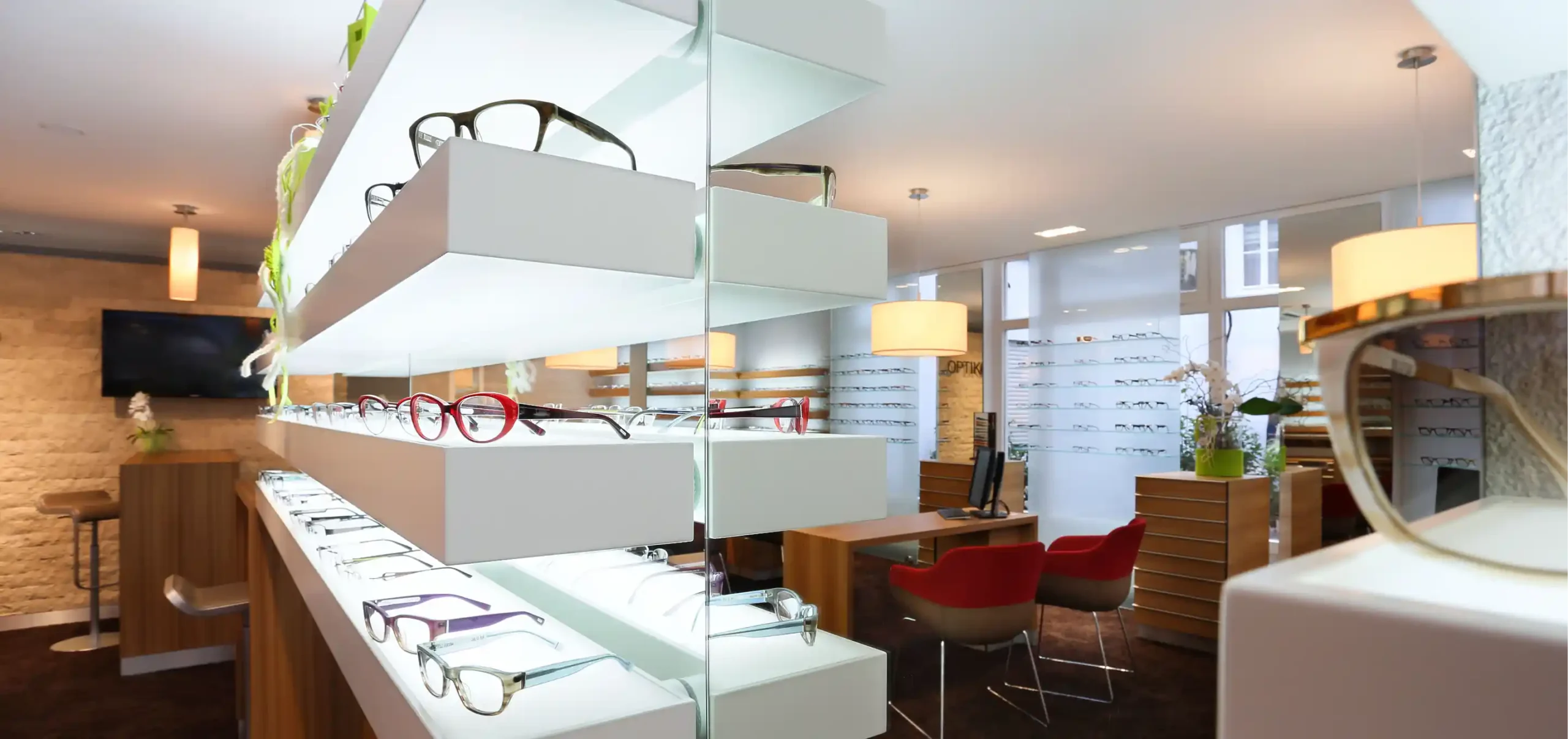 Optikergeschäft, Verkaufsraum, Flegl Augenoptik, Sachsenheim, Freiberg, Lauffen,, Verkaufsraum, Regale mit Brillen Lichtkonzeption