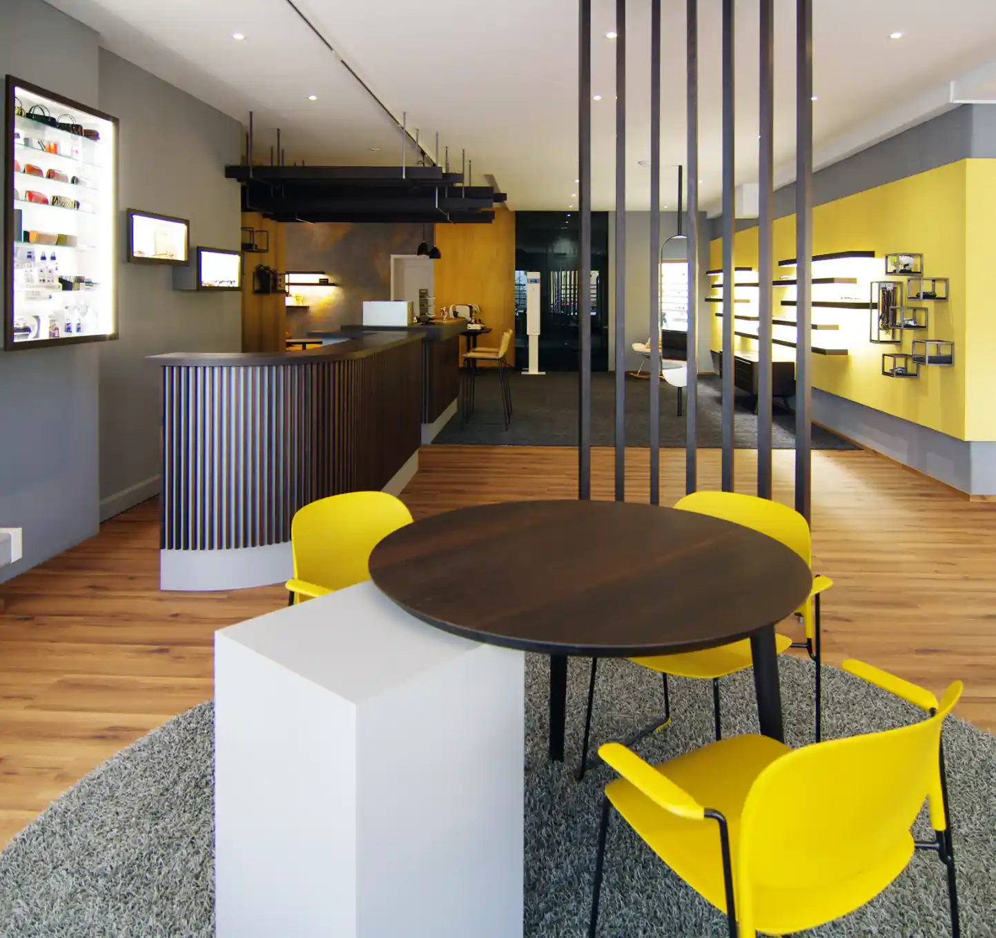 Optikergeschäft, Verkaufsraum, Louis G.F. Augenoptik GmbH & Co. KG, Oberstaufen, Verkaufsraum, Tresen, Innenausstattung, Möbelbau und Design