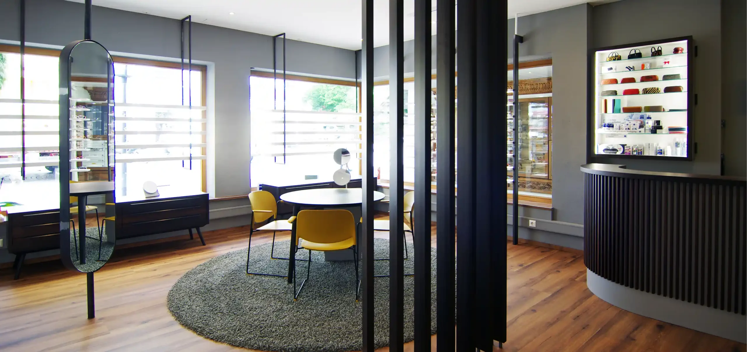 Optikergeschäft, Verkaufsraum, Louis G.F. Augenoptik GmbH & Co. KG, Oberstaufen, Verkaufsraum, Design, Bestuhlung, Stühle, Tisch, Paneele