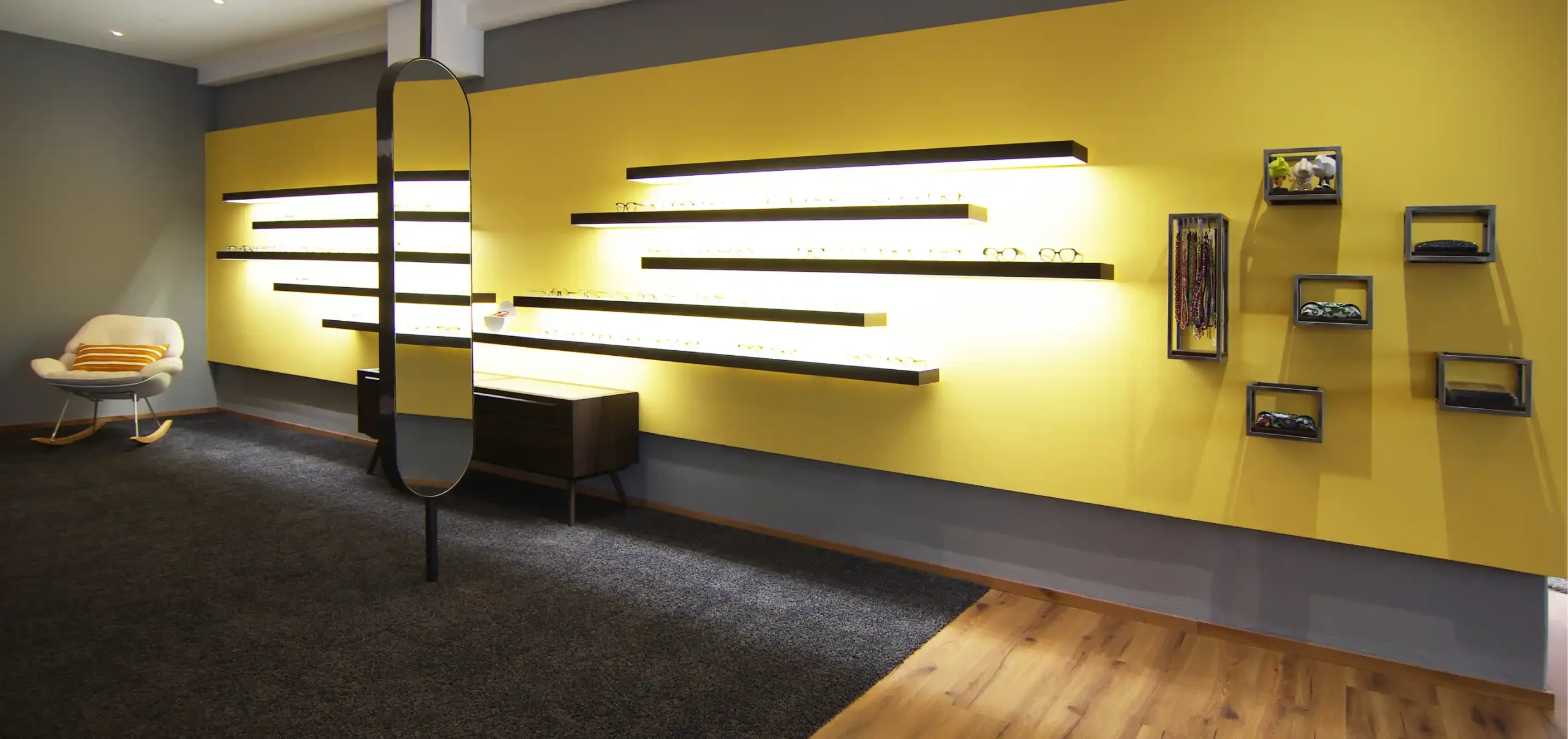 Optikergeschäft, Verkaufsraum, Louis G.F. Augenoptik GmbH & Co. KG, Oberstaufen, Verkaufsraum, Regale