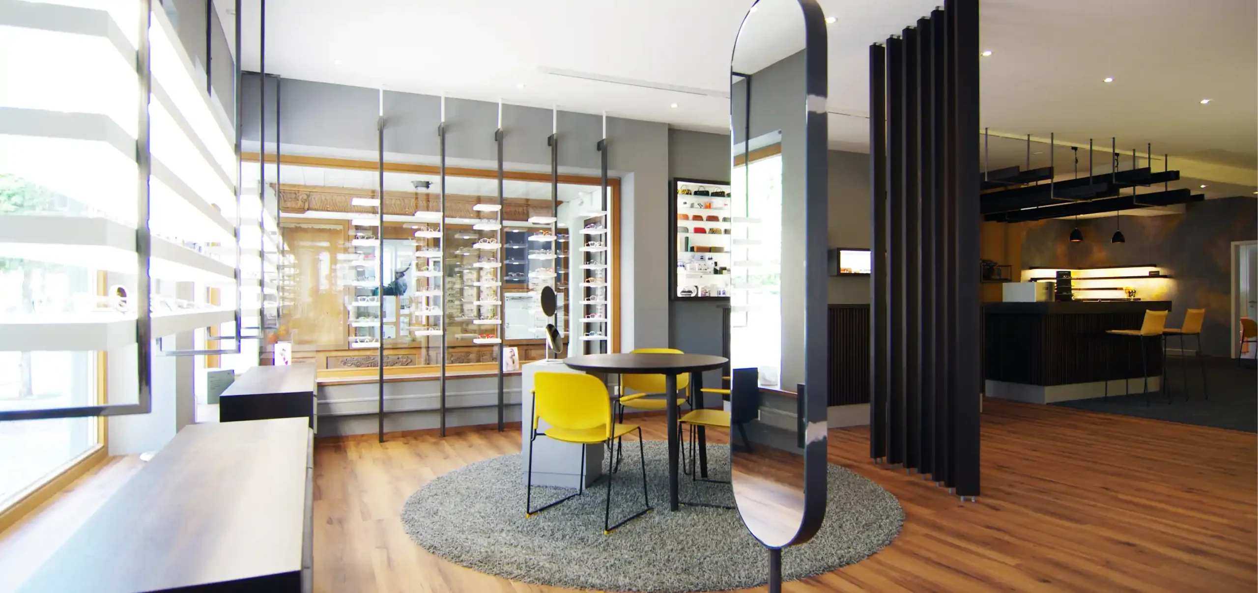 Optikergeschäft, Verkaufsraum, Louis G.F. Augenoptik GmbH & Co. KG, Oberstaufen, Verkaufsraum,Innenausstattung, Tsiche, Regale