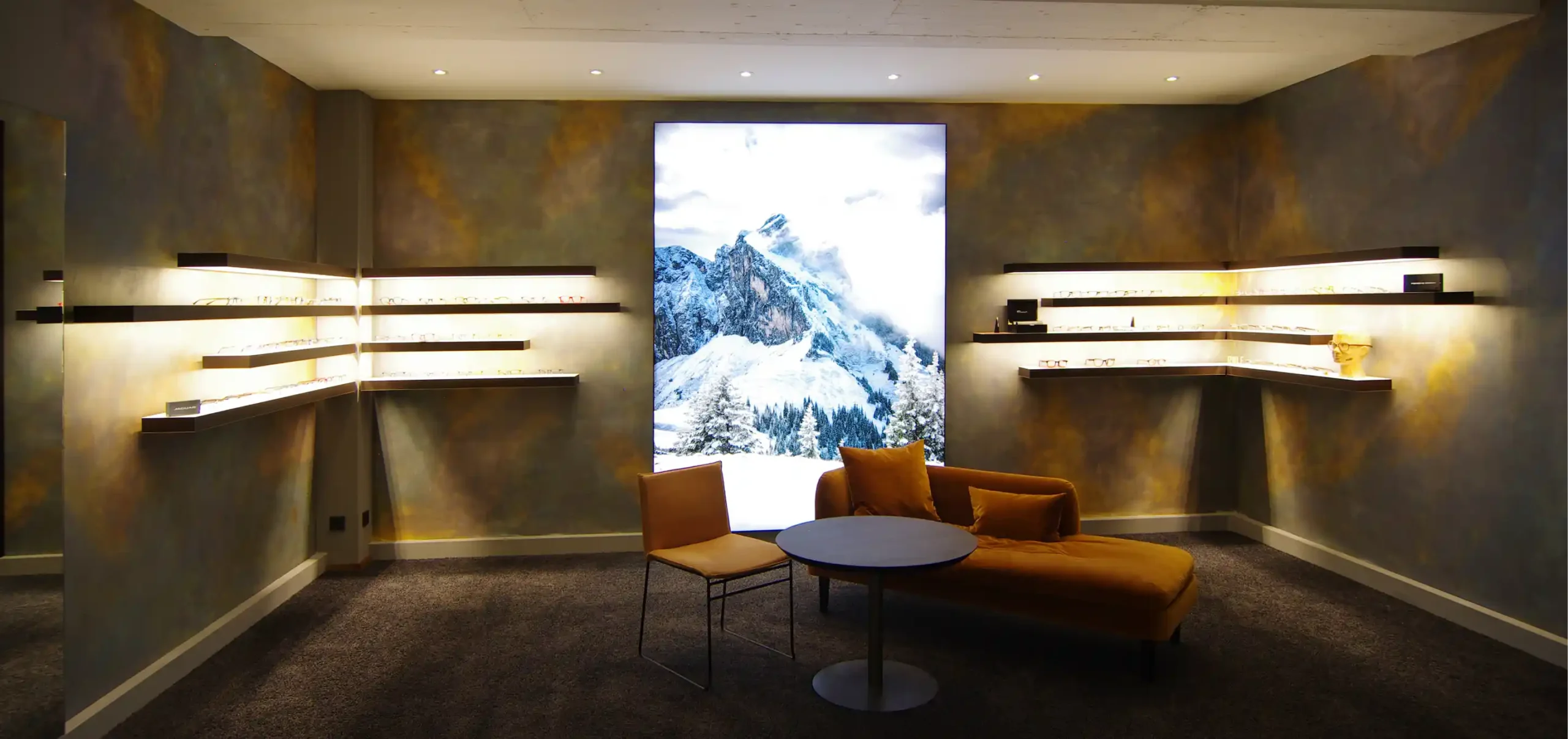 Optikergeschäft, Verkaufsraum, Louis G.F. Augenoptik GmbH & Co. KG, Oberstaufen, Verkaufsraum, Regale, Lichtkonzept, Hintergrundbeleuchtung