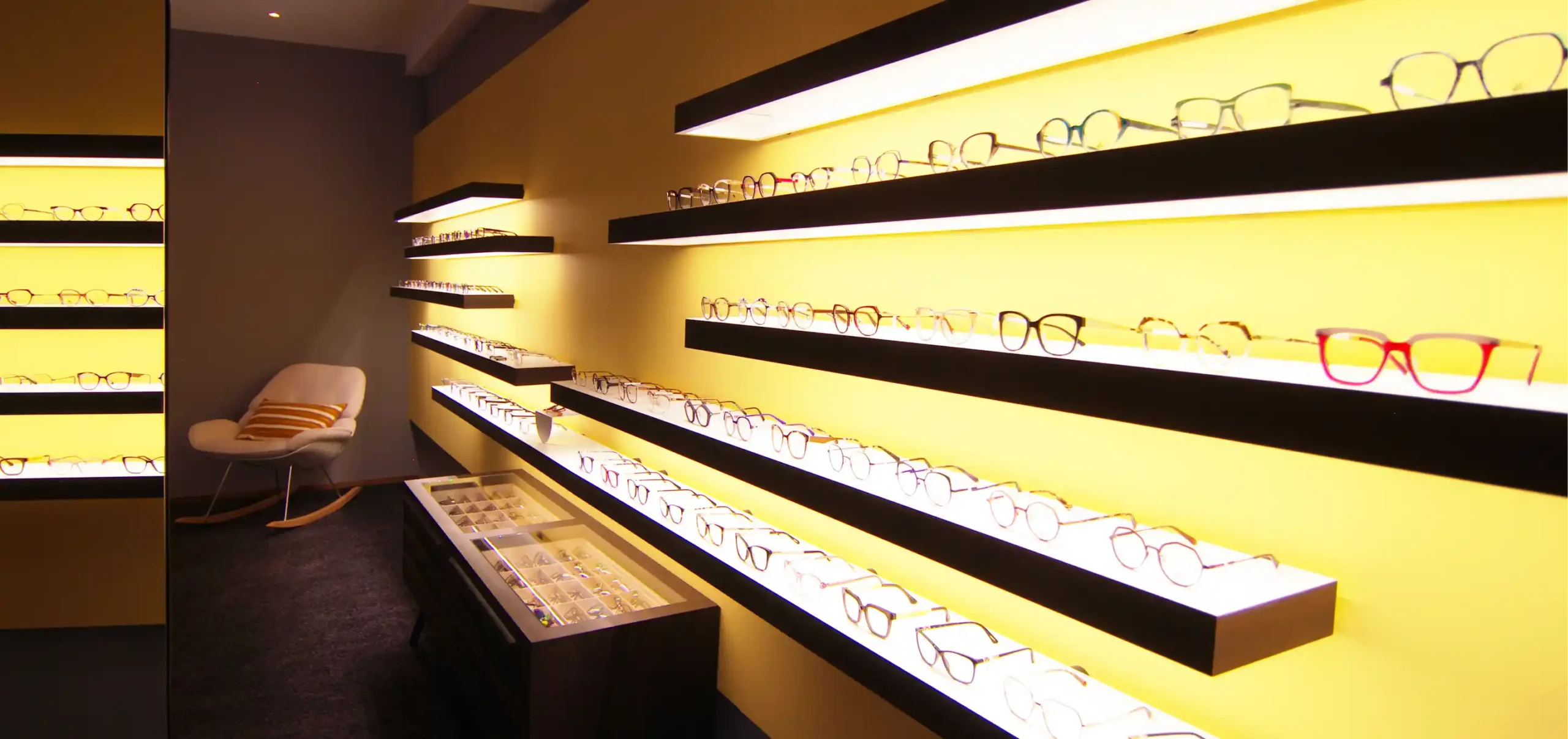 Optikergeschäft, Verkaufsraum, Louis G.F. Augenoptik GmbH & Co. KG, Oberstaufen, Verkaufsraum, Hintergrundbeleuchtung der Regale im Detail