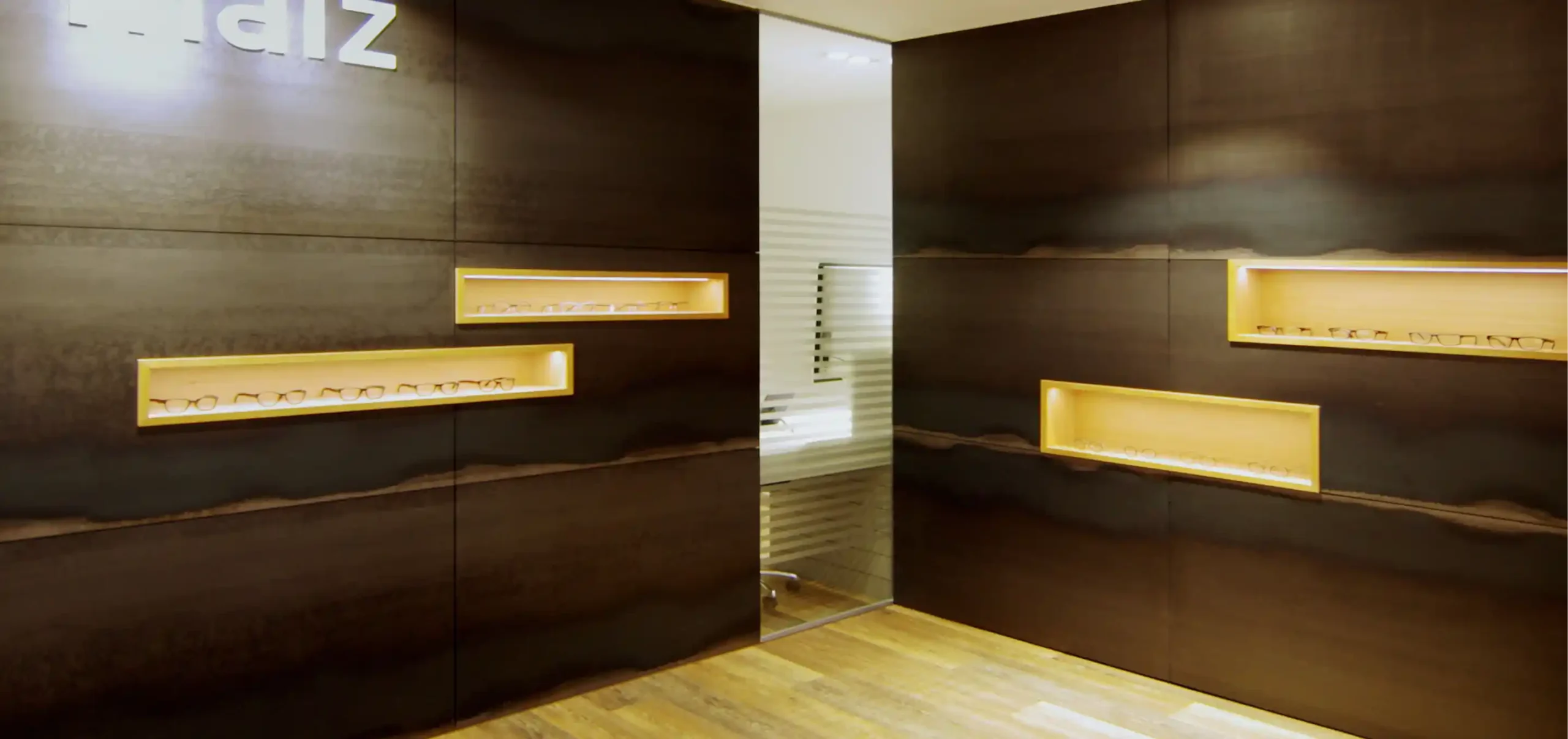 Optikergeschäft,Optik Malz, Ulm, Verkaufsraum, Bestuhlung, Maßanfertigung der Holzwandschrank, mit Schaukästen