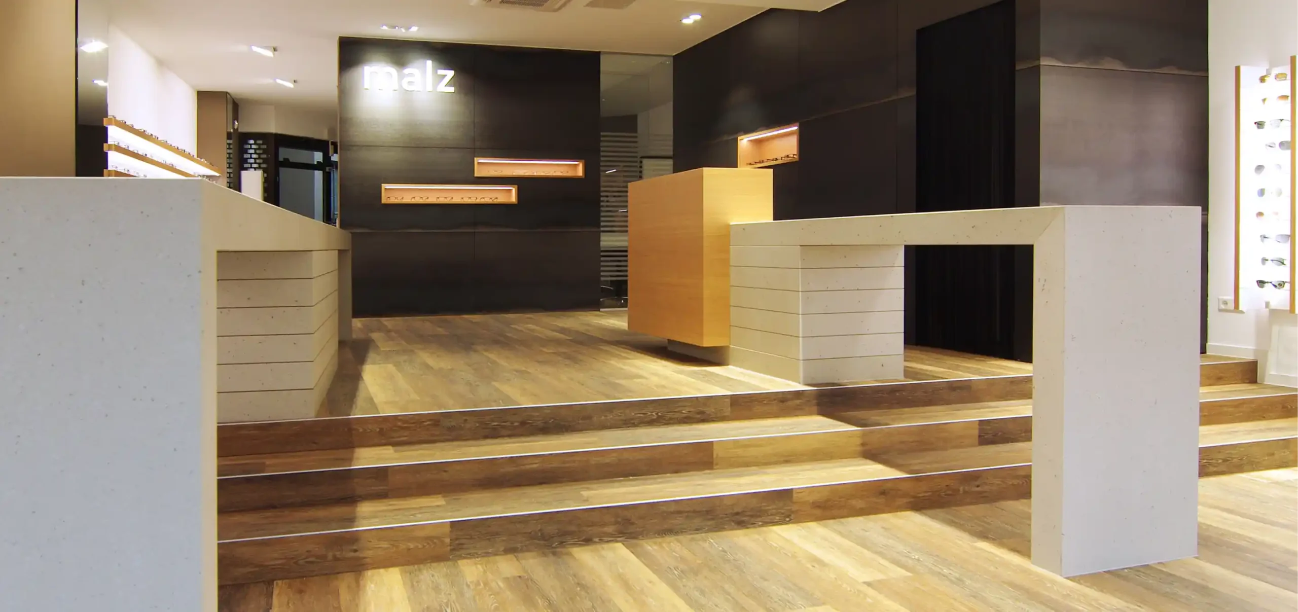 Optikergeschäft,Optik Malz, Ulm, Verkaufsraum, Bestuhlung, Maßanfertigung der Holzwandschrank, mit Schaukästen