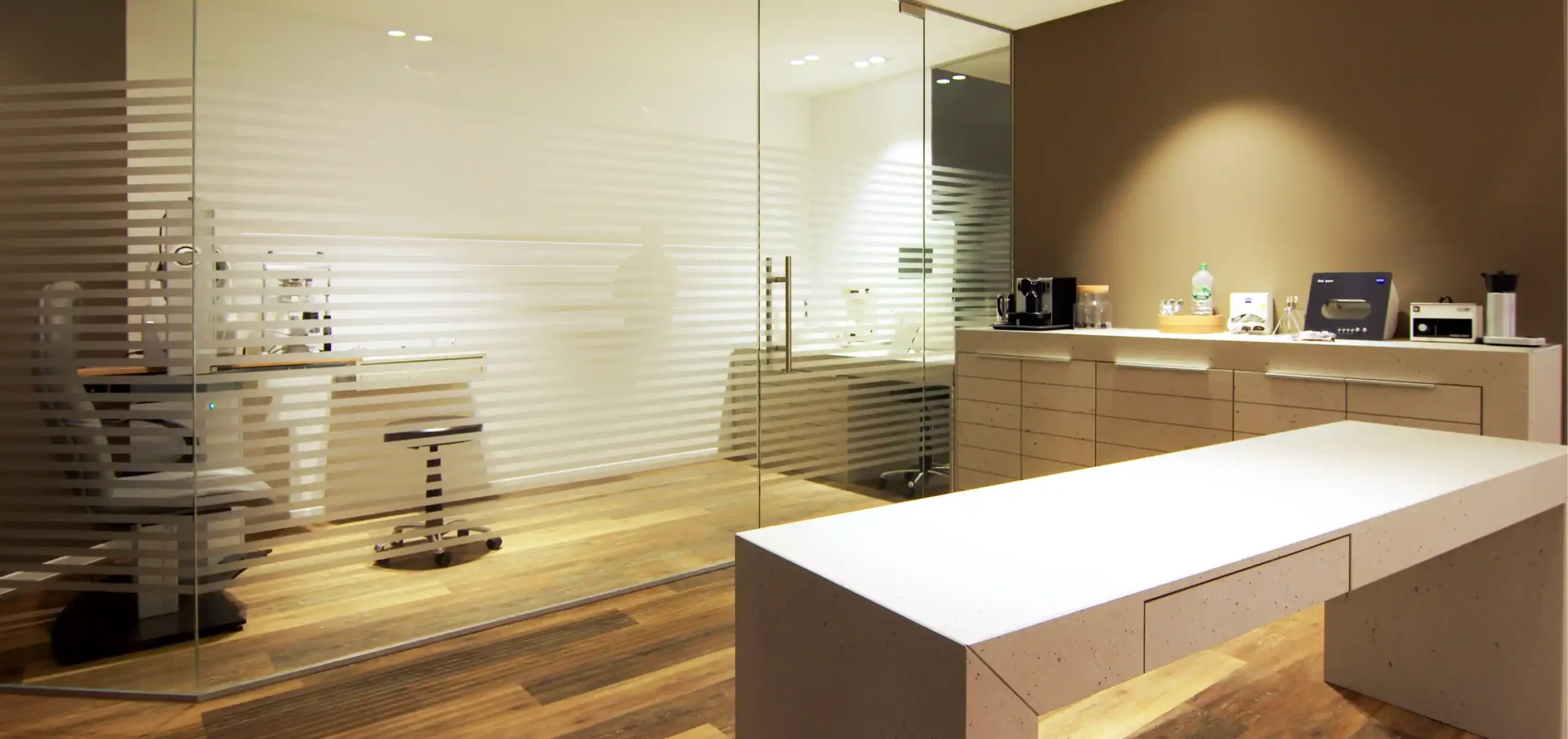 Optikergeschäft,Optik Malz, Ulm, Sehproberaum mit Glasfront, Tresen