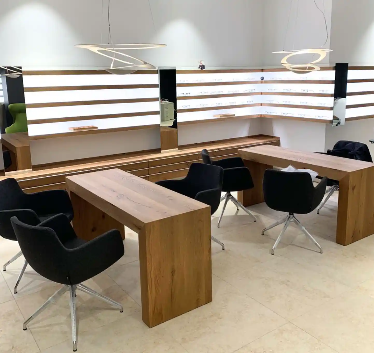 Optikergeschäft, Verkaufsraum, Optik Strate, Stadt: Denzlingen, Möbeldesign, Stühle, Tische, Regale mit Innenbeleuchtung, Lichtkonzepte Wand und Regal