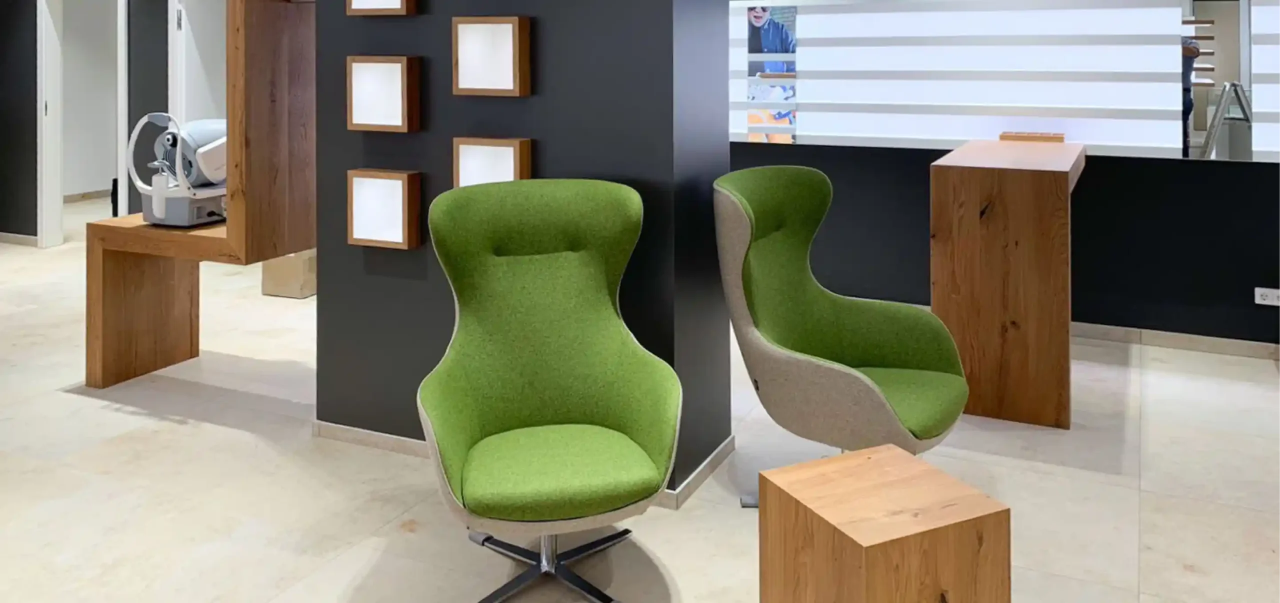 Optikergeschäft, Verkaufsraum, Optik Strate, Stadt: Denzlingen, Möbeldesign, Sessel, Schaukästen in Design