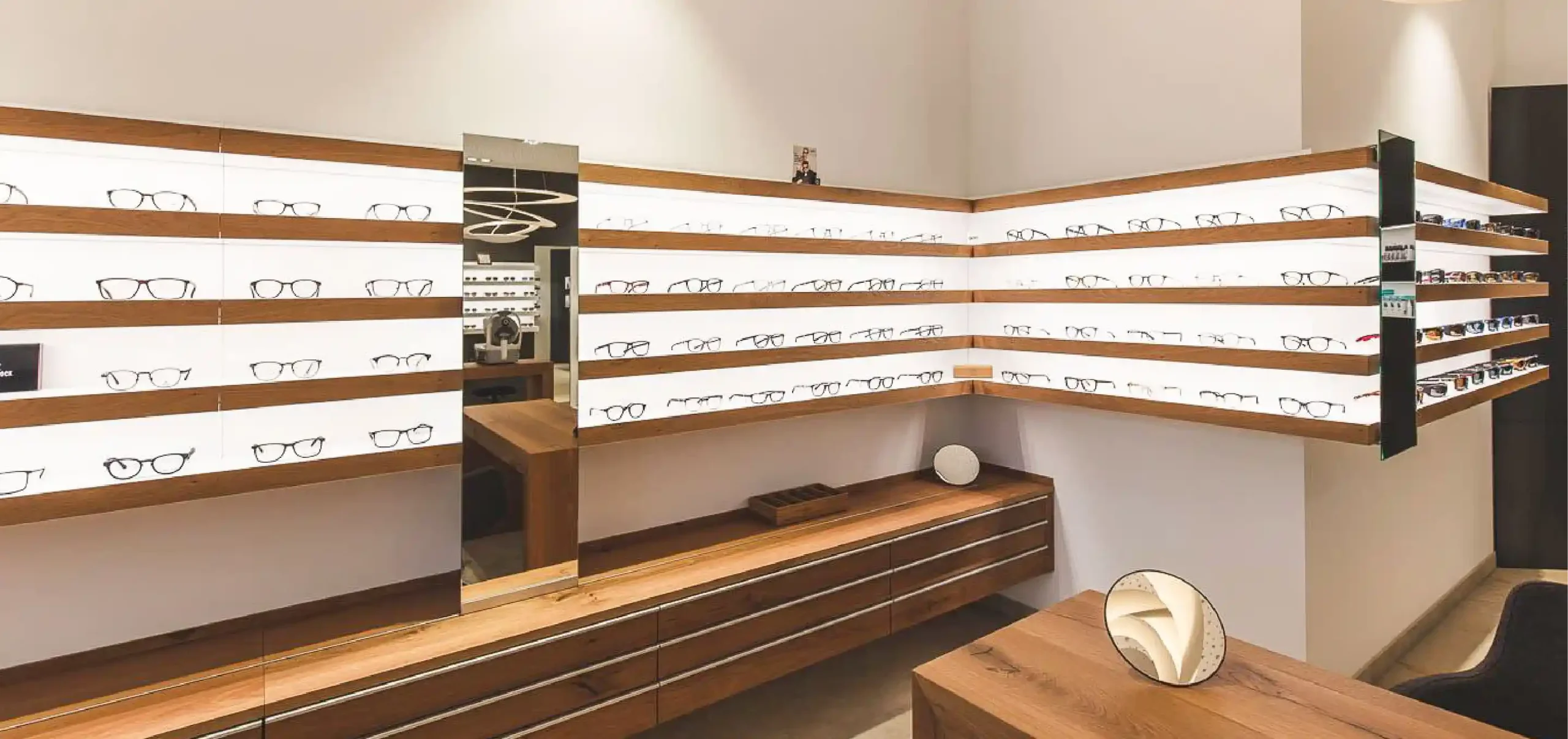 Optikergeschäft, Verkaufsraum, Optik Strate, Stadt: Denzlingen, Möbeldesign, Stühle, Sideboard, Innenbeleuchtung Regale