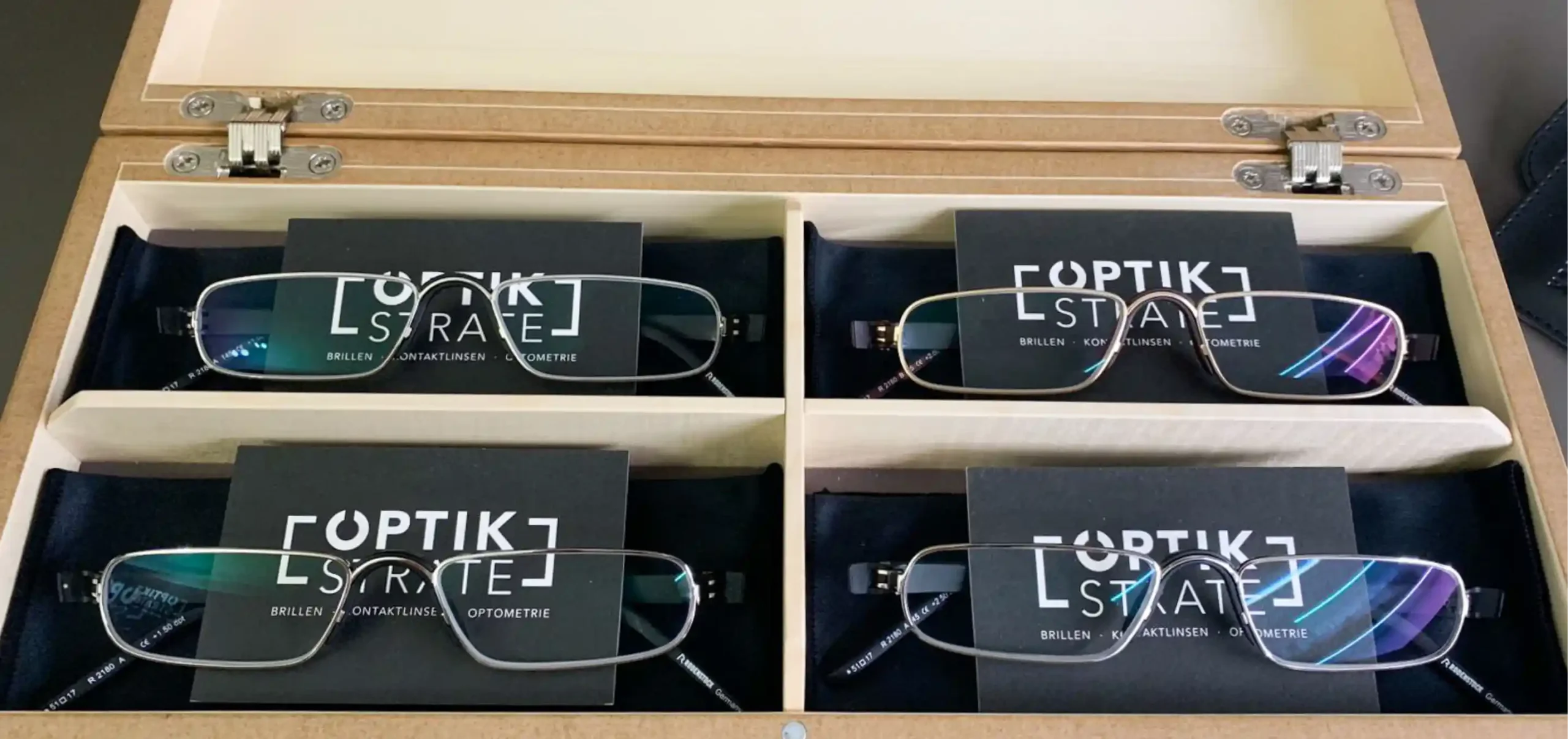 Optikergeschäft, Verkaufsraum, Optik Strate, Stadt: Denzlingen, Möbeldesign, Stühle, Sideboard, Regale im Detailansicht, Schaukästen mit Brillen