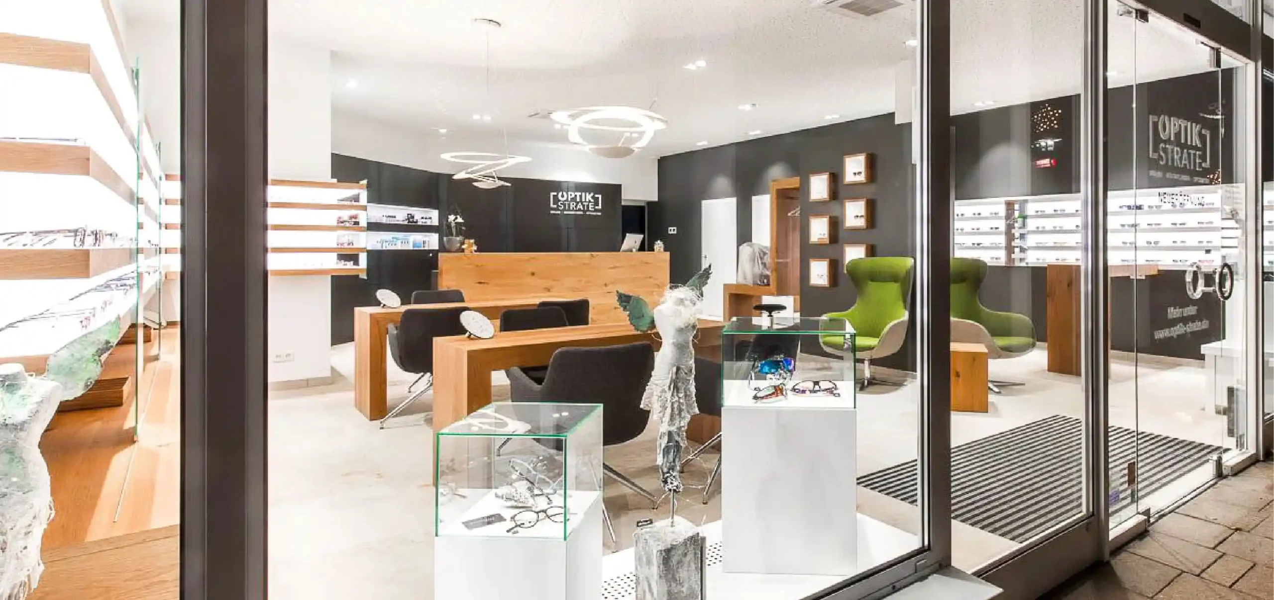 Optikergeschäft, Verkaufsraum, Optik Strate, Stadt: Denzlingen, Spiegel