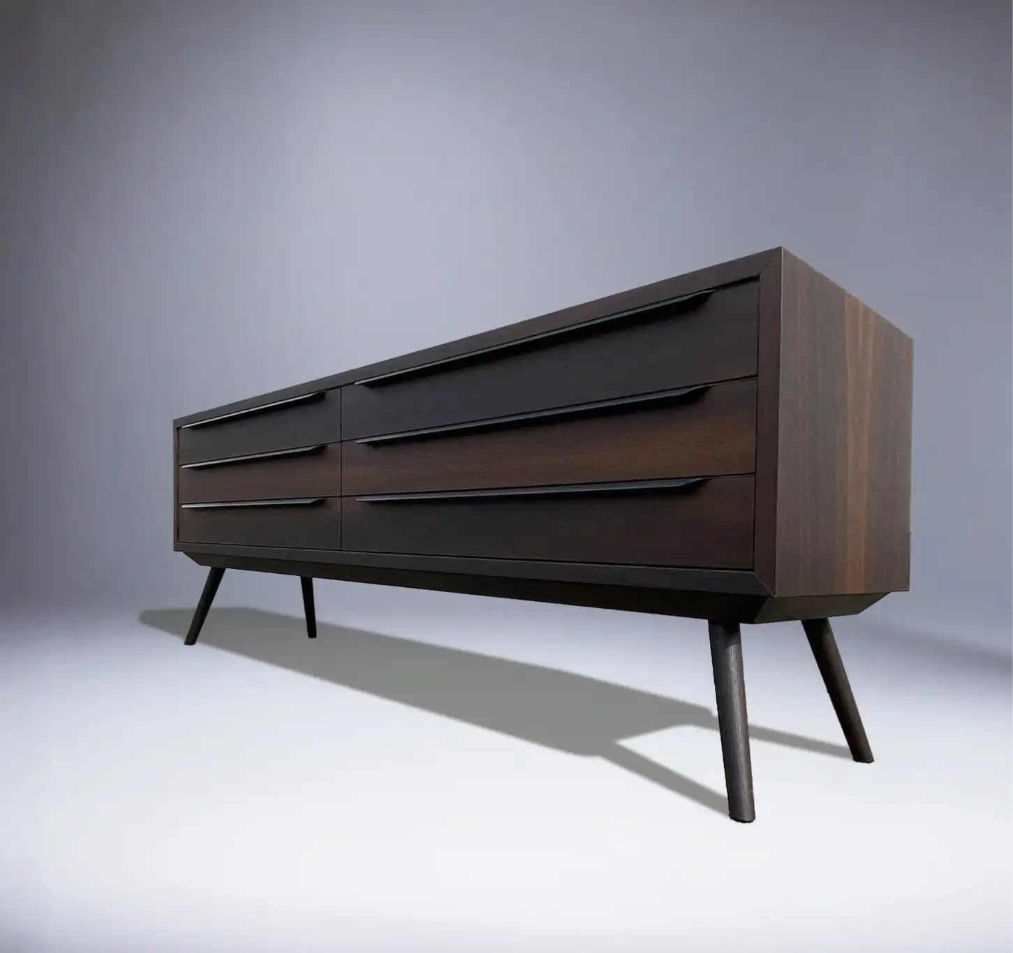 Sideboard aus Räuchereiche, mit innen in Ahorn und bodennah auf Schemelbeinen