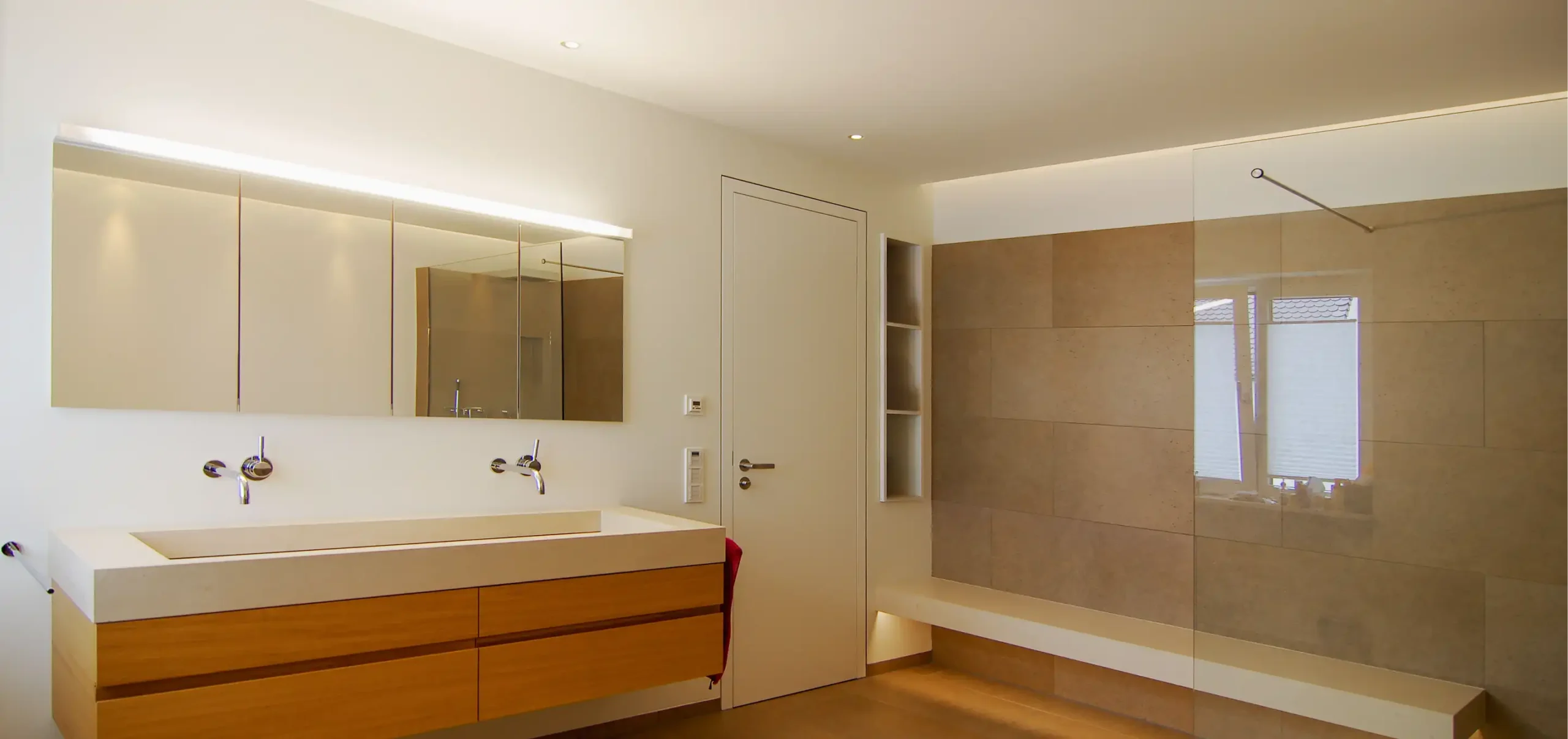 Badezimmer, Waschbecken mit Unterschrank aus Holz, welches eine Sonderanfertigung von Miller Ladenbau ist