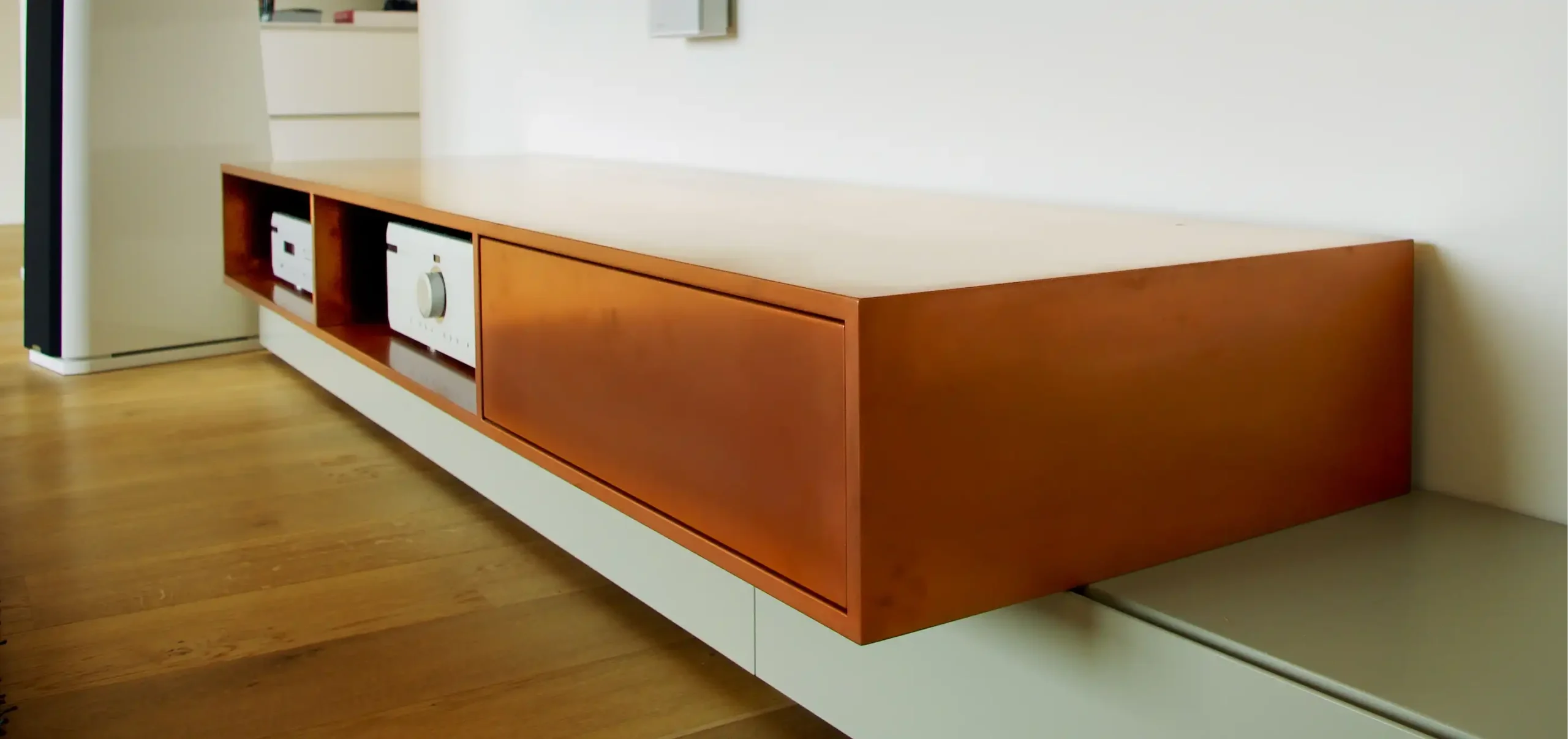 Sideboard an der Wand mit Stereoanlage