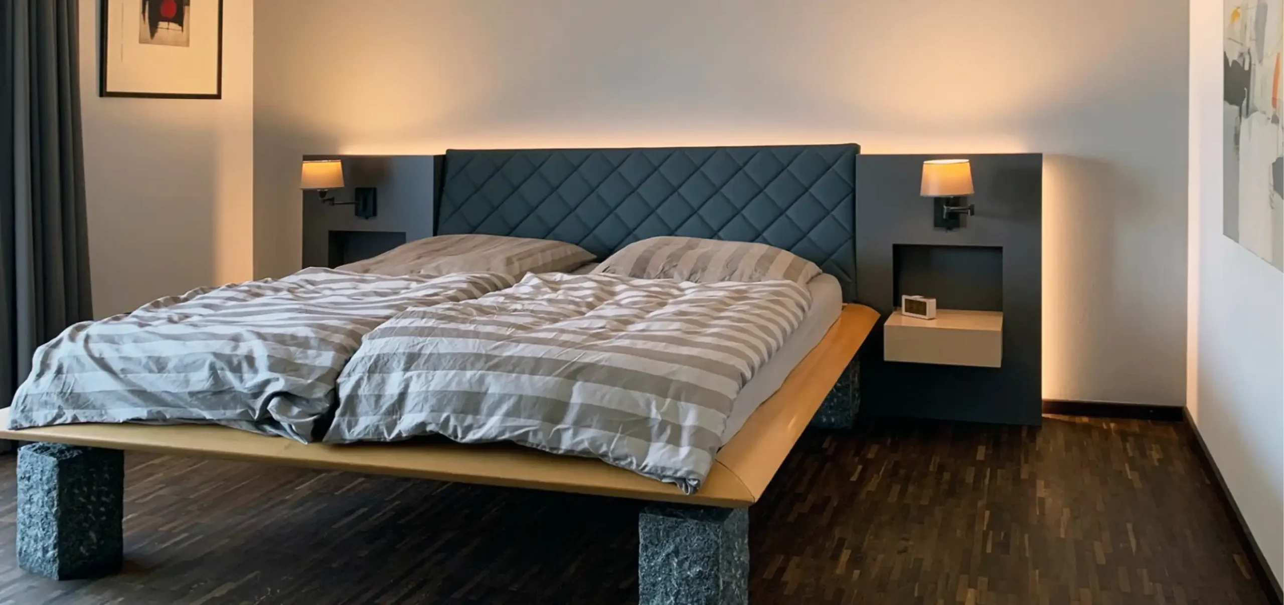Schlafzimmer, Sonderanfertigung Bett mit gesteppter Rückenlehen und Sideboards mit Wandlampen