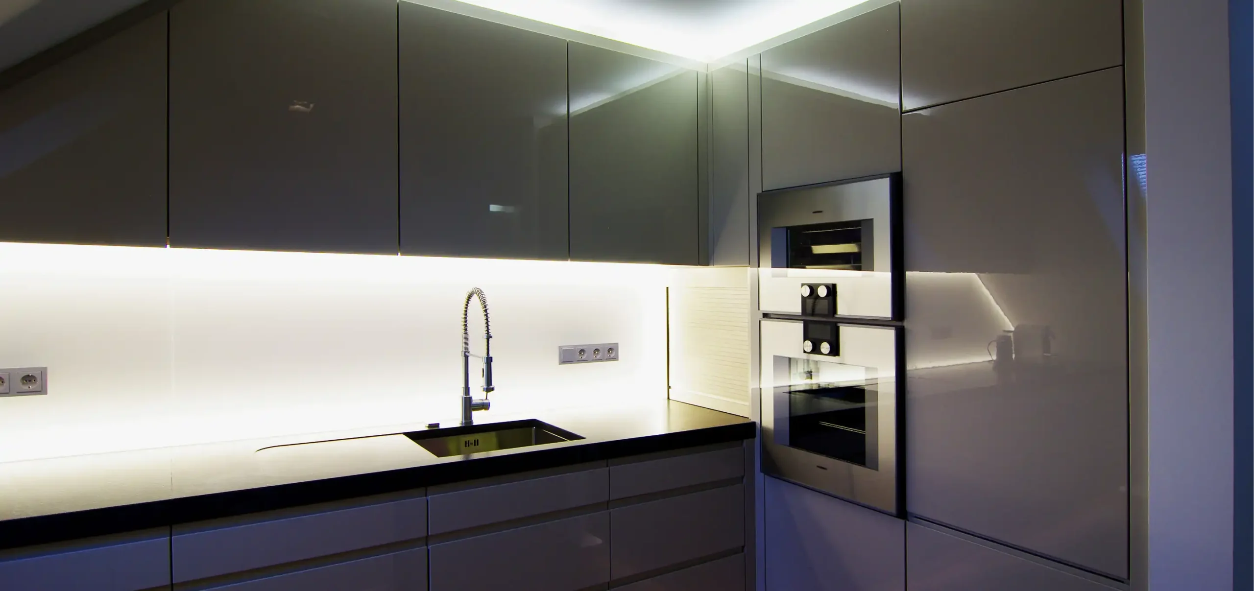 handgefertigte Küchenzeile, Hochglanzverkleidung, Einbauofen, Tresen mit Spüle, Indirektes Licht, Miller-Ladenbau